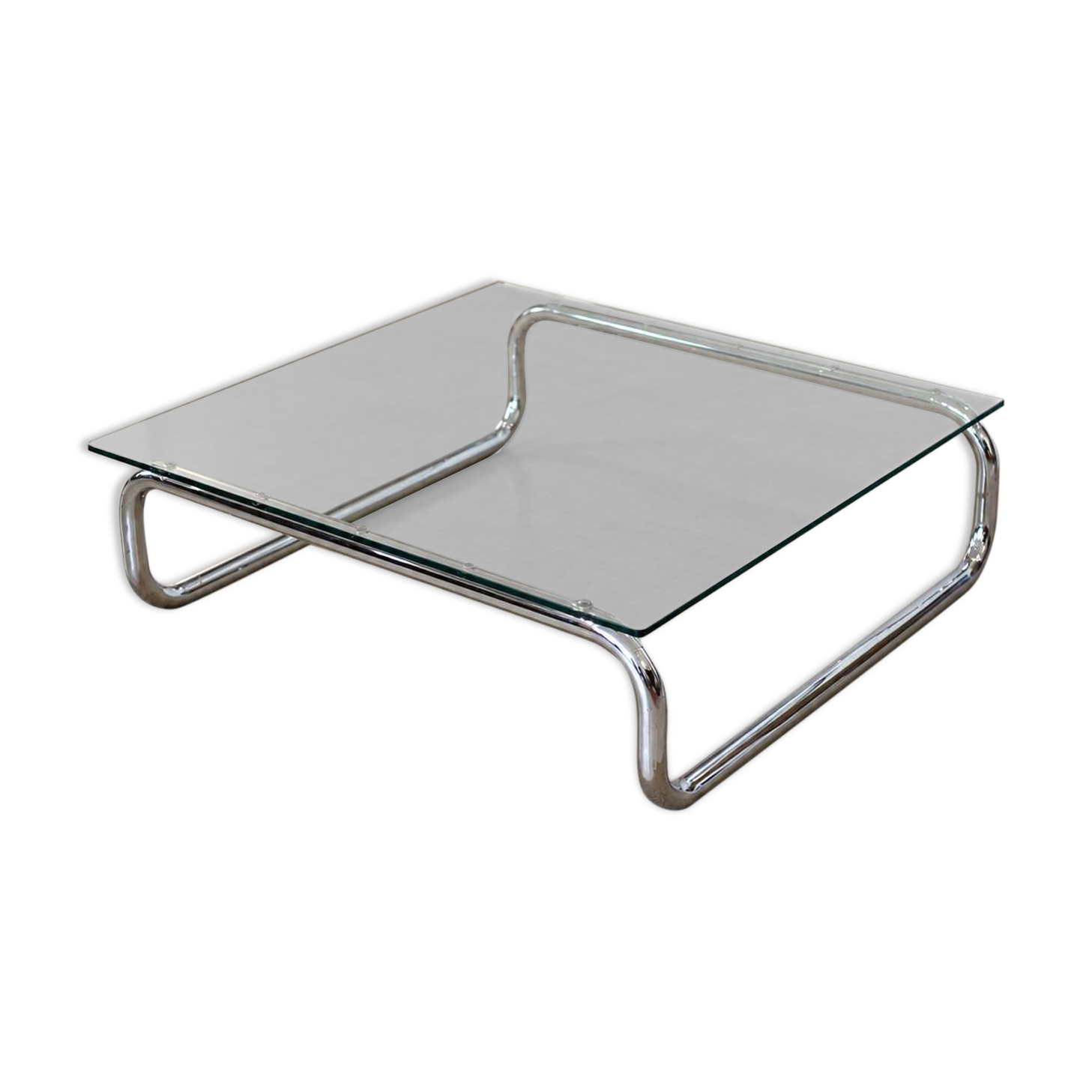 Coffee table in chrome with a glass top.