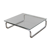 Coffee table in chrome with a glass top.