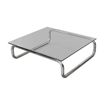 Coffee table in chrome with a glass top.