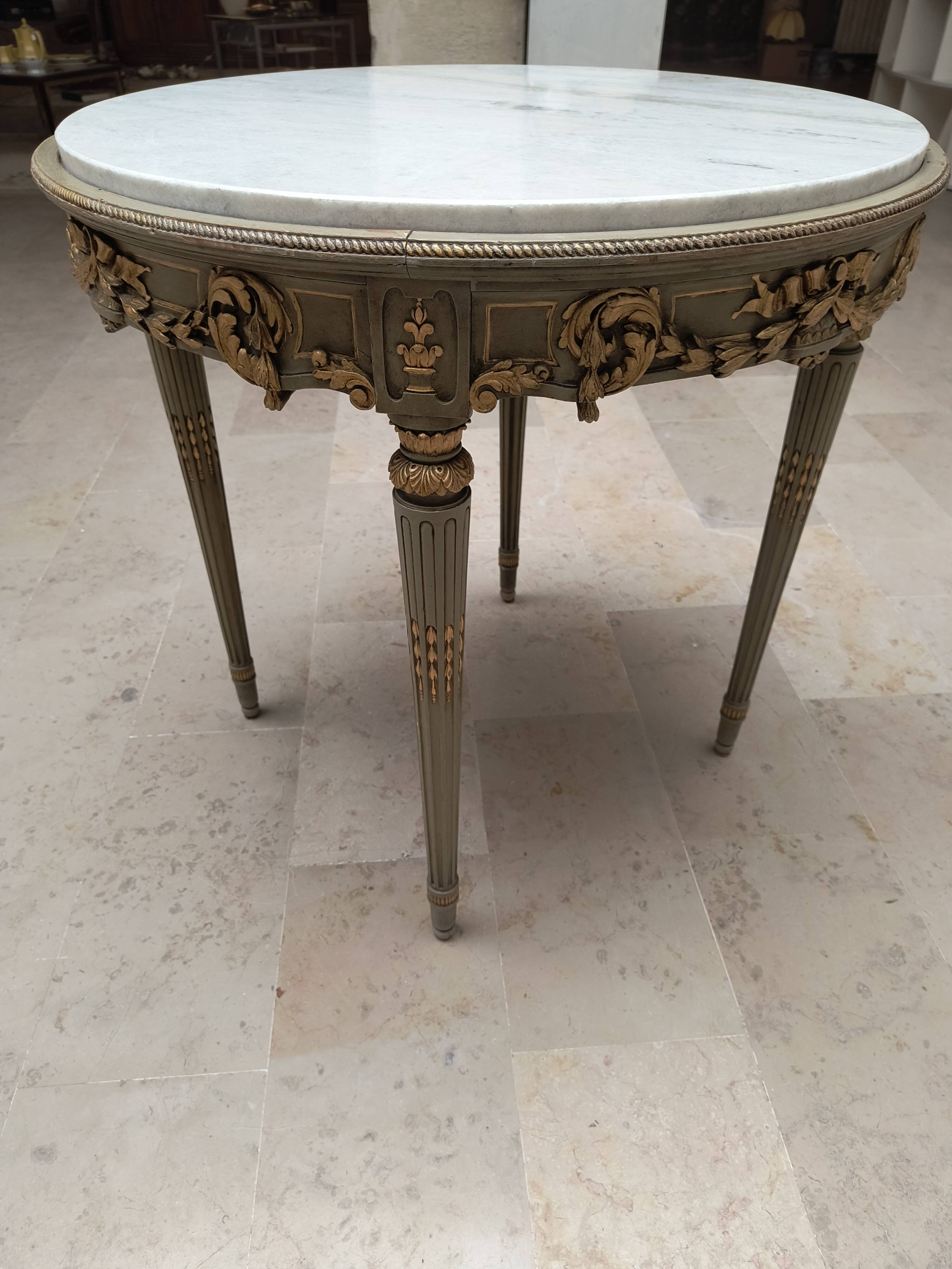 Louis XVI table with carved wood and Carrara marble.