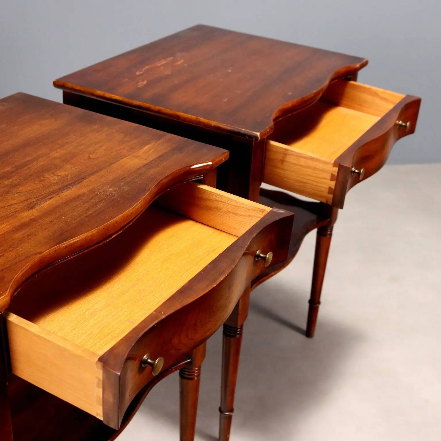 Antique bedside tables Statton Trutype Americana 20th century