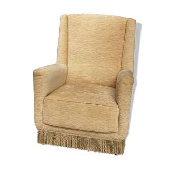 Beige velvet armchair and fringes