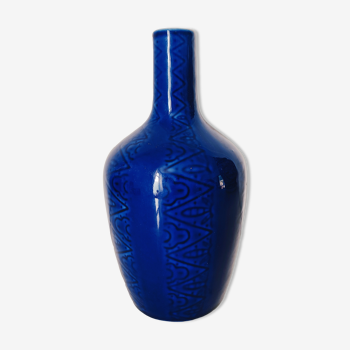 Vase bleu décor incisé géométrique