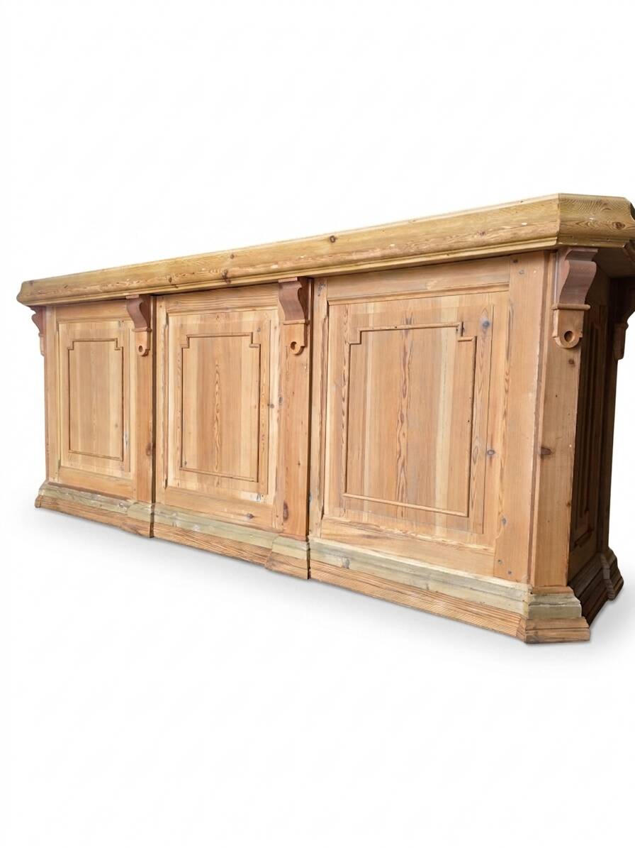 Bistro counter with a Hungarian point design.