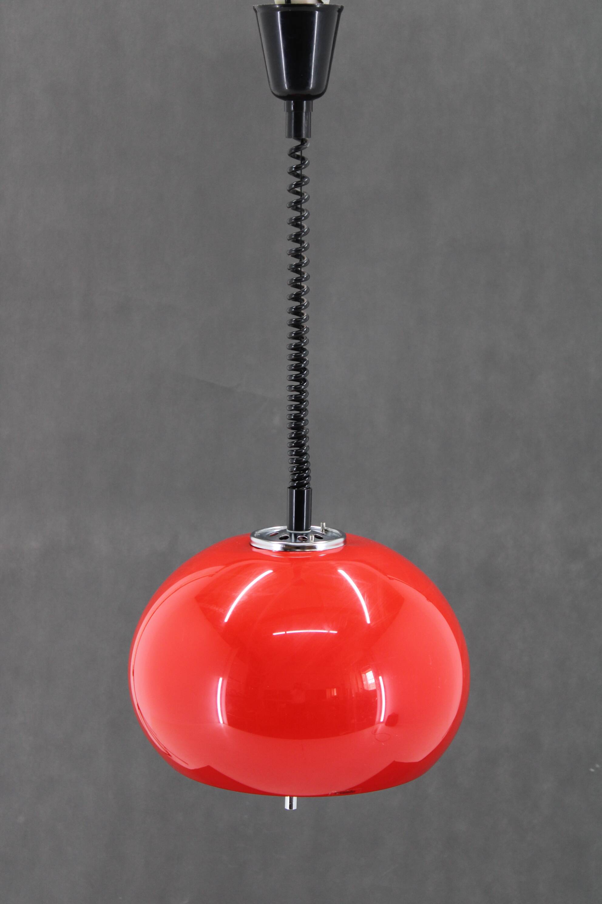 Suspension rouge Harvey Guzzini des années 1970 pour Meblo, Italie