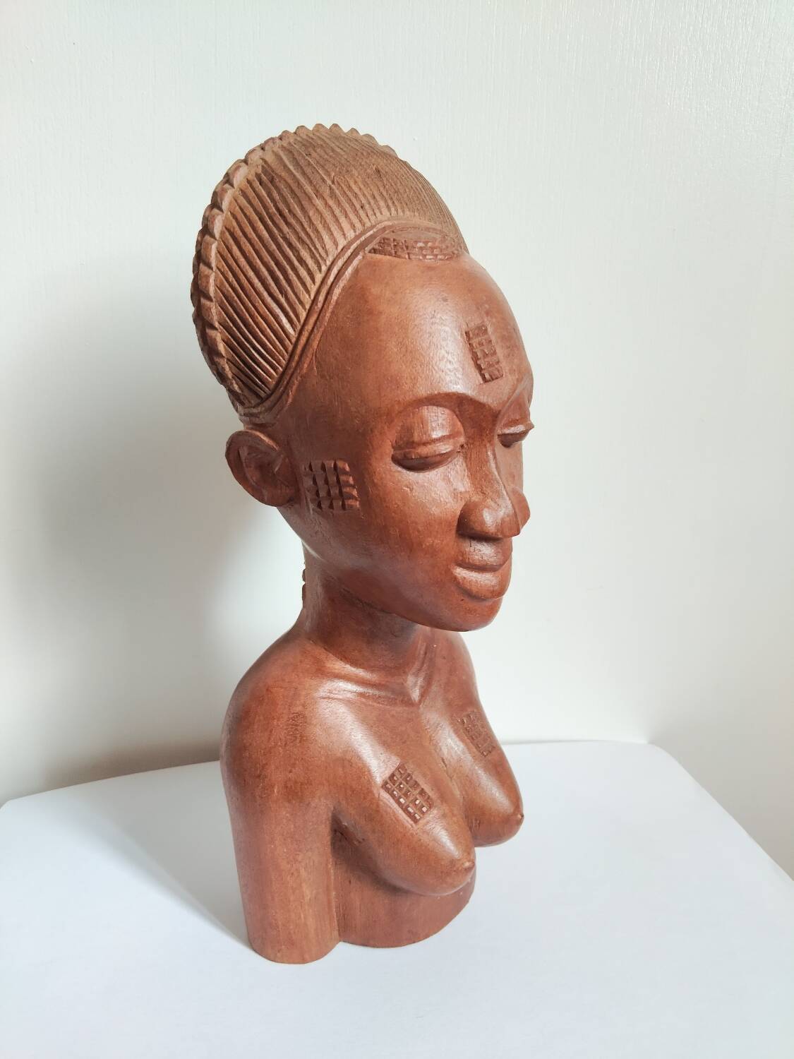 Buste féminin africain en bois – XXᵉ siècle