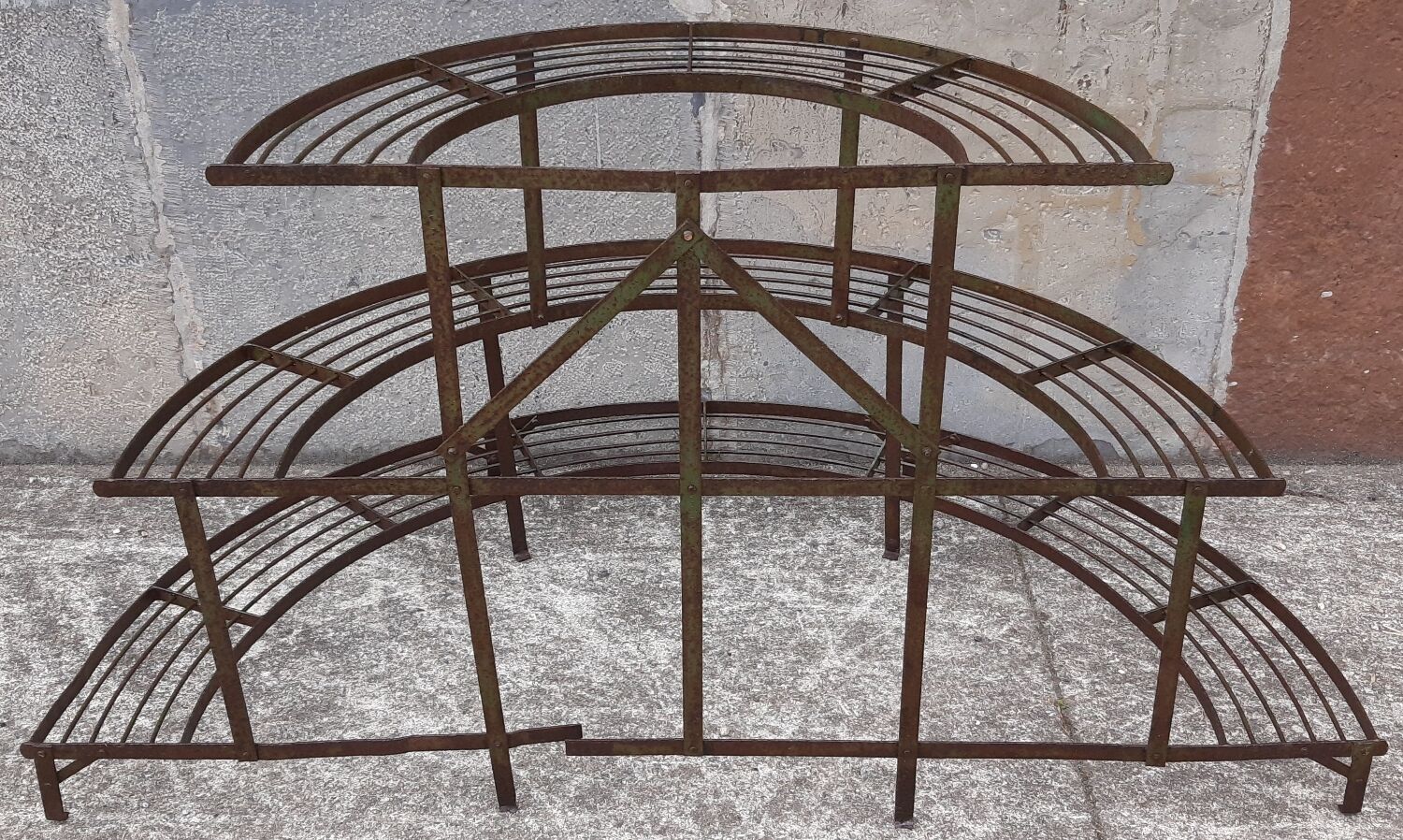 Half-moon plant holder