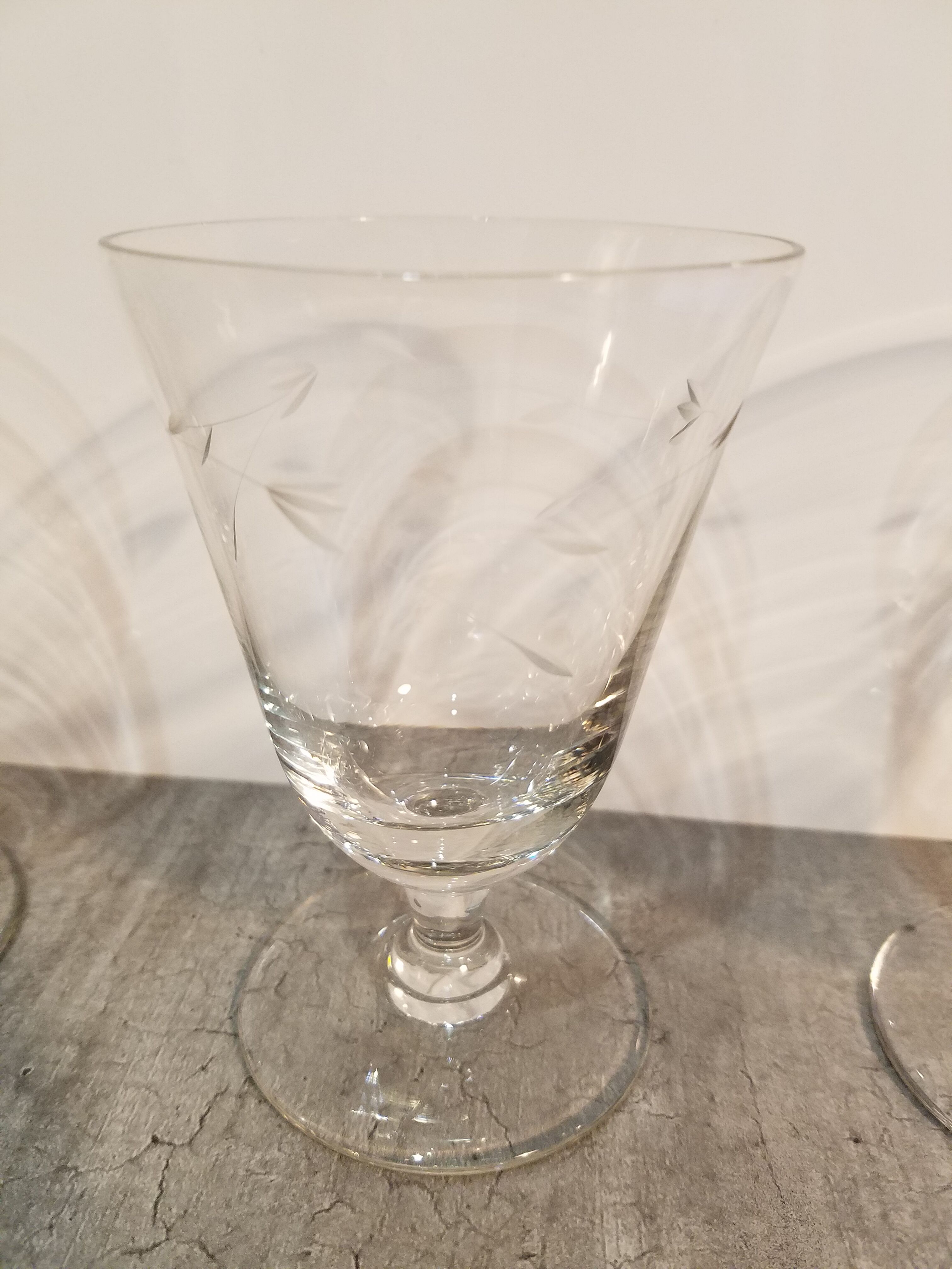 Lot de 4 verres à pied gravés