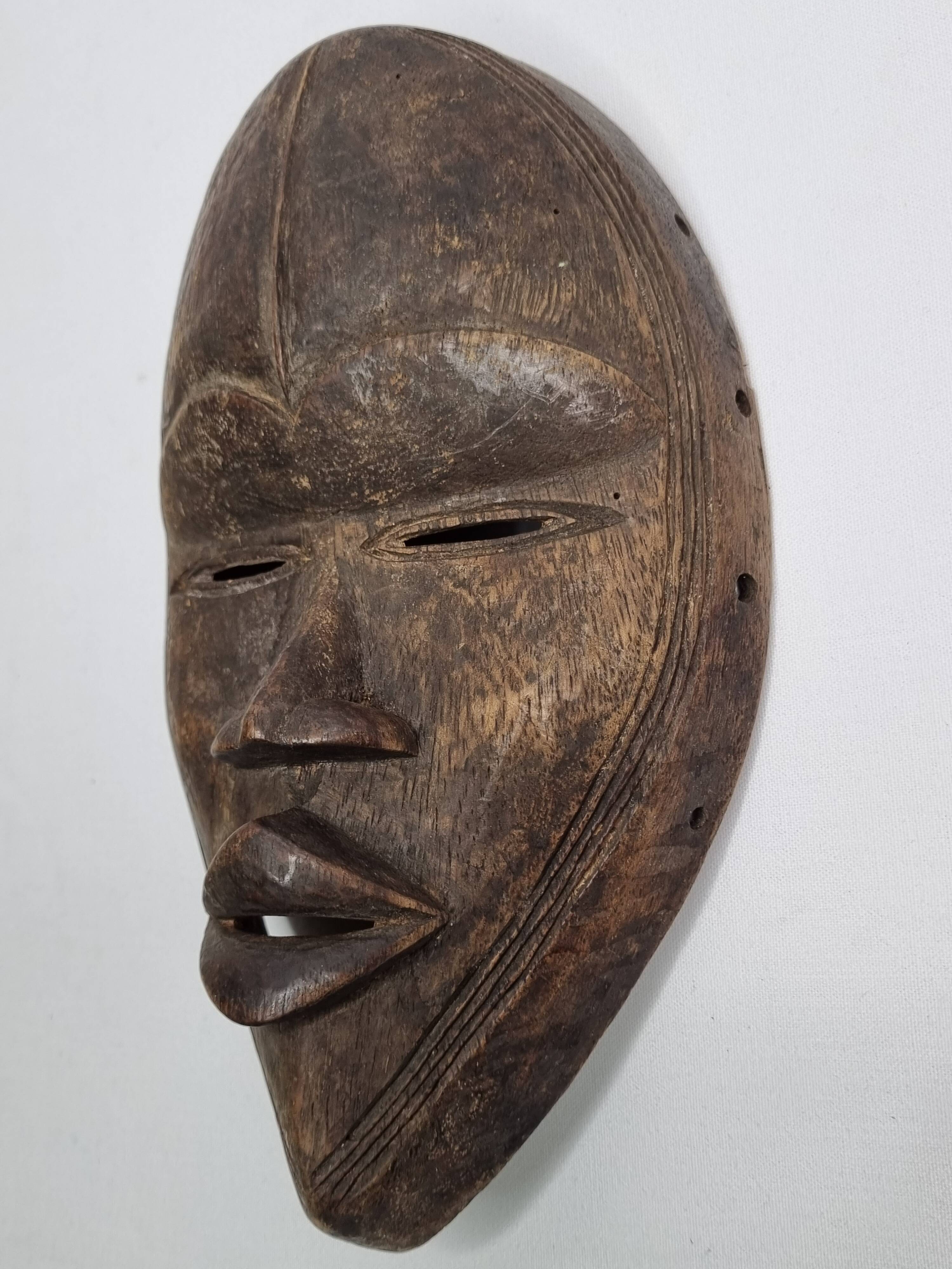 Dan mask in carved wood, brown patina, Ivory Coast, 25 cm