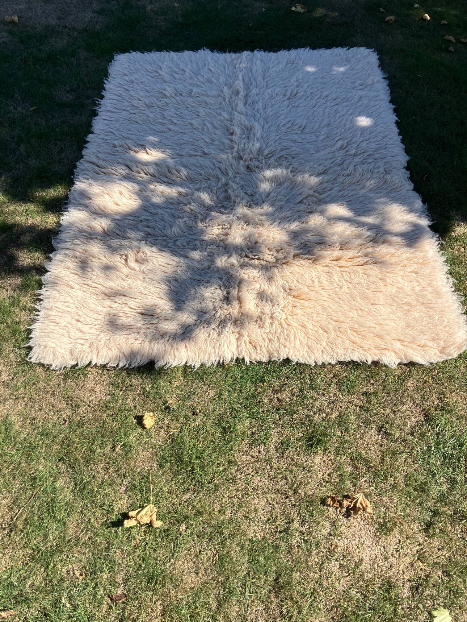 Flokati rug in virgin wool