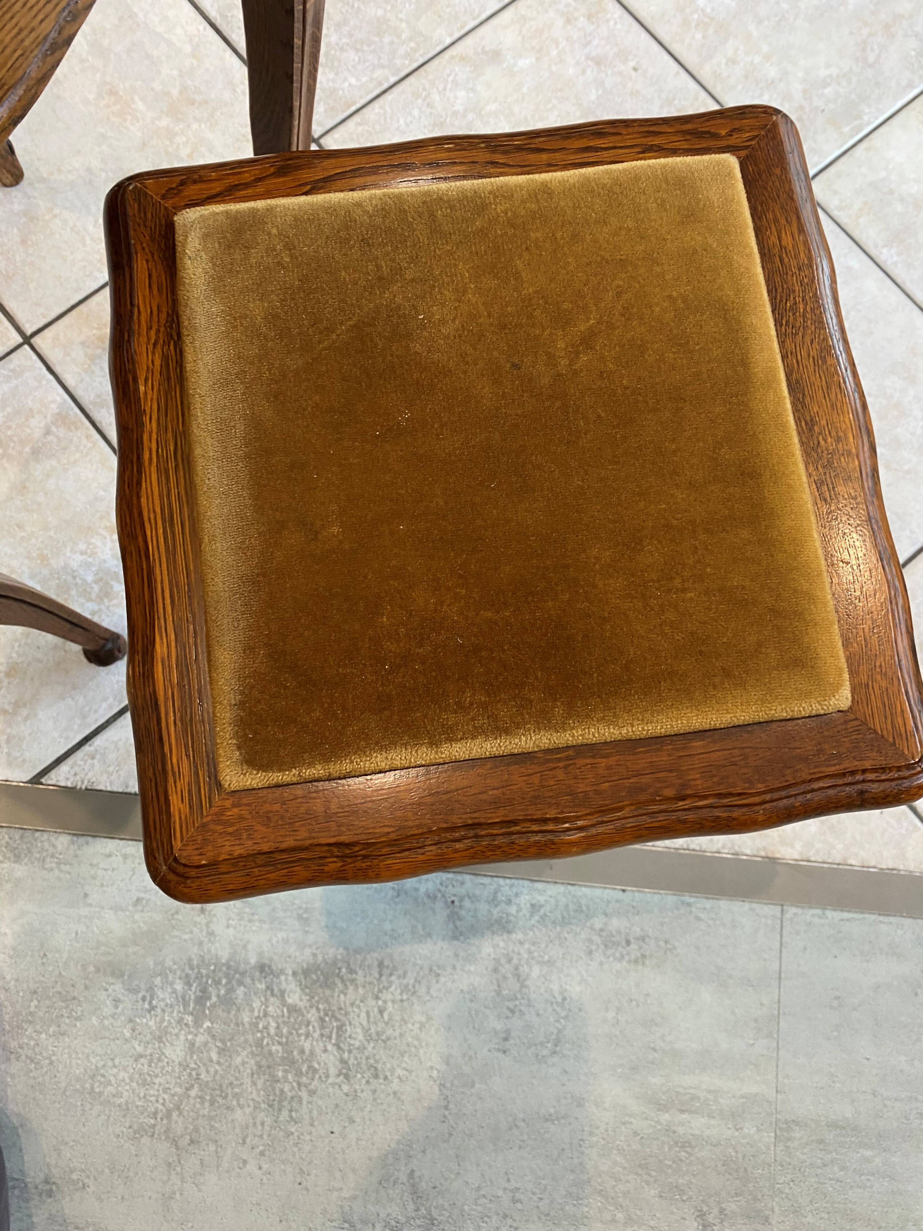 Gueridon set with gueridon and stool in solid oak in Louis XV style.