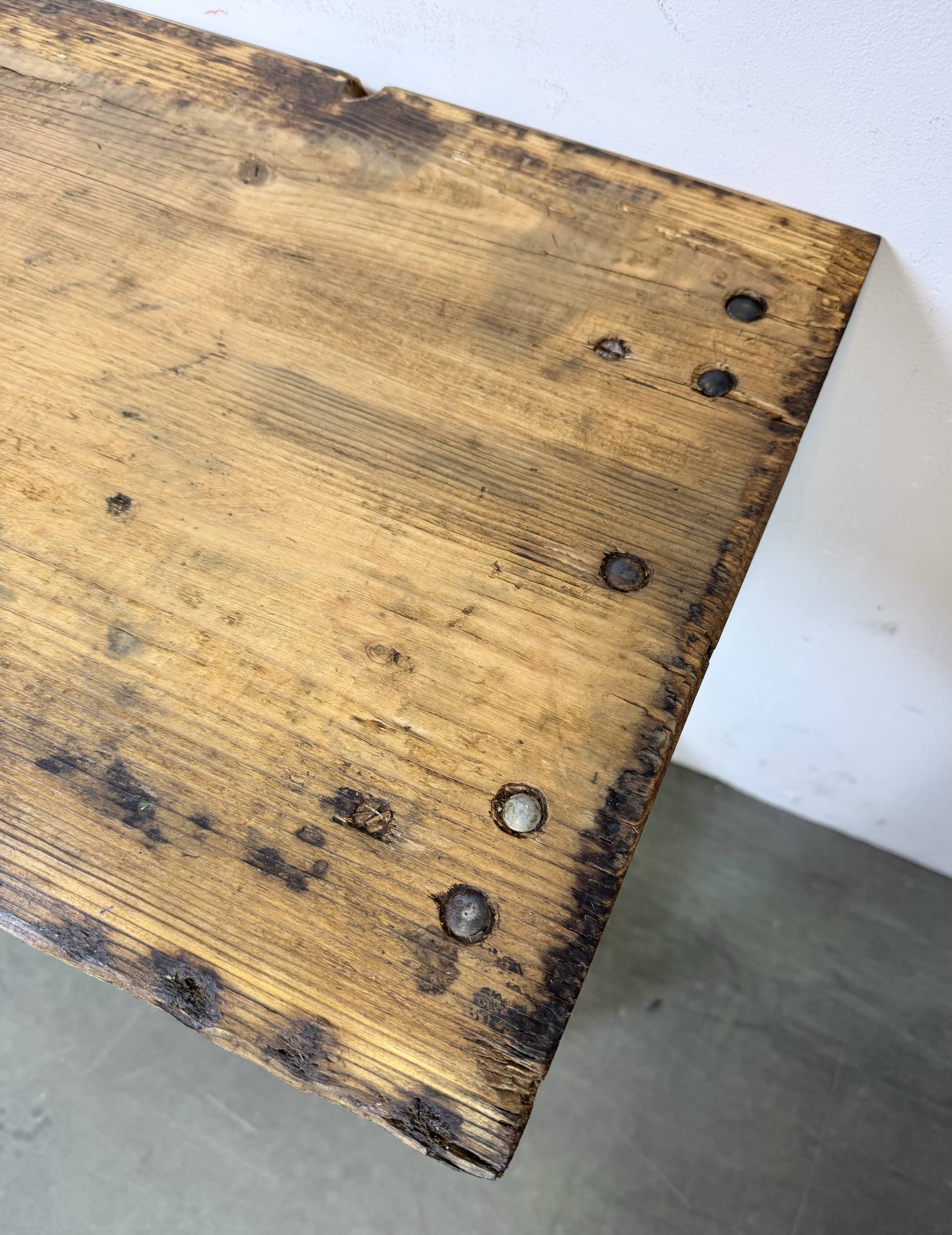Table industrielle en fer vert, années 1950