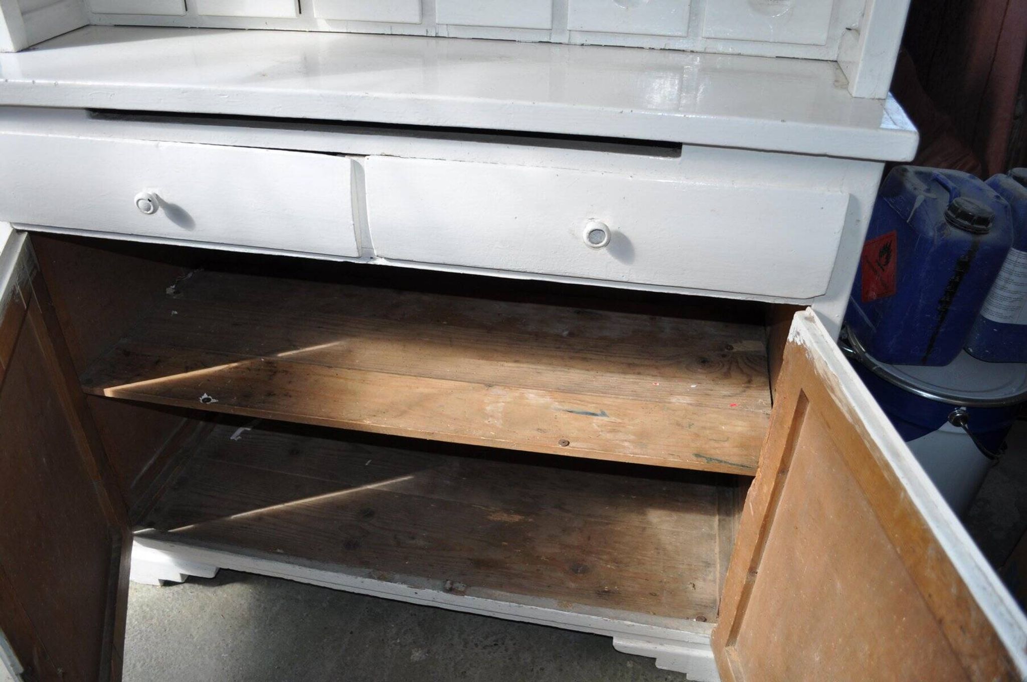 Buffet en pin peint gris avec vitrine et verre effet miroir, début XXe siècle