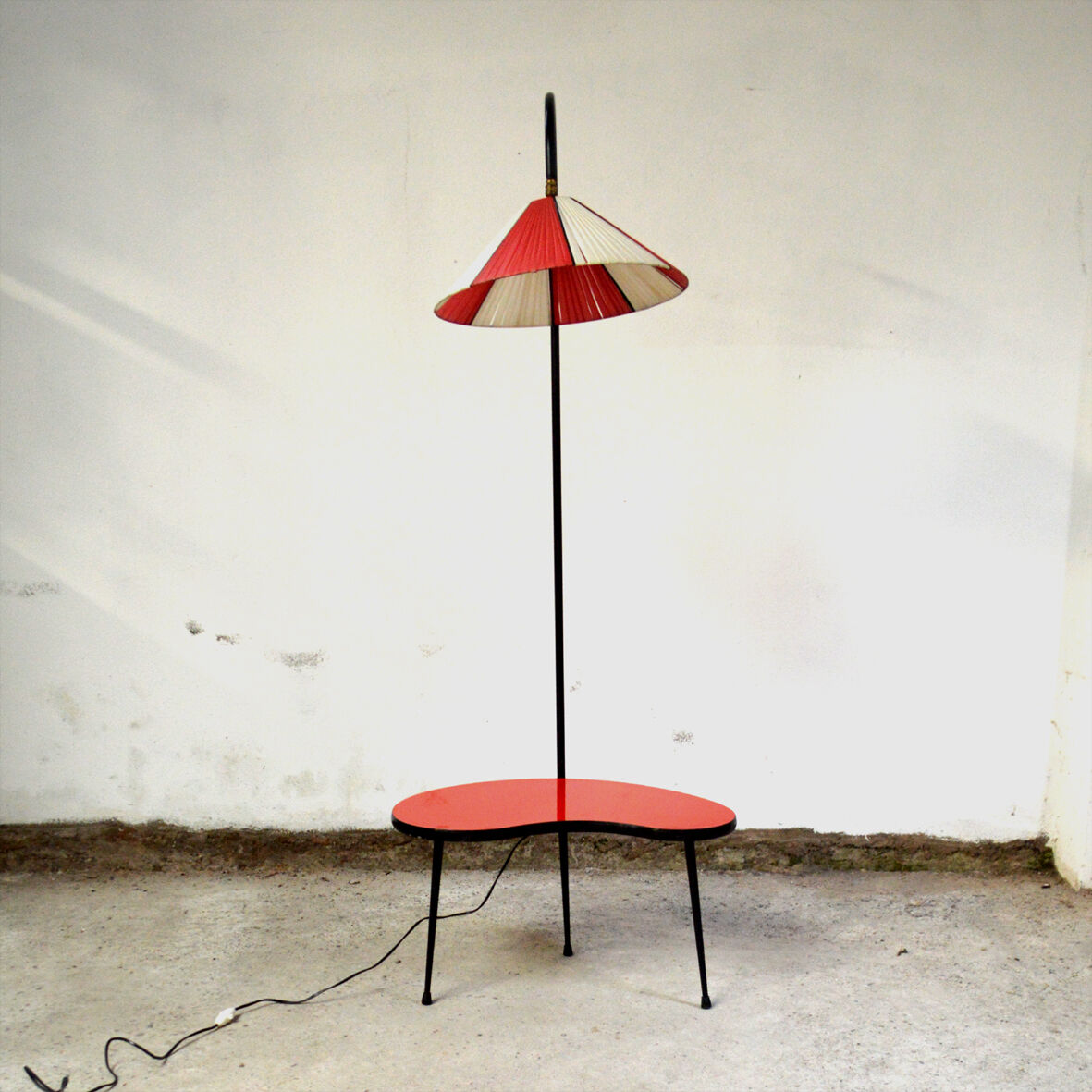Tripod floor lamp with Tablet