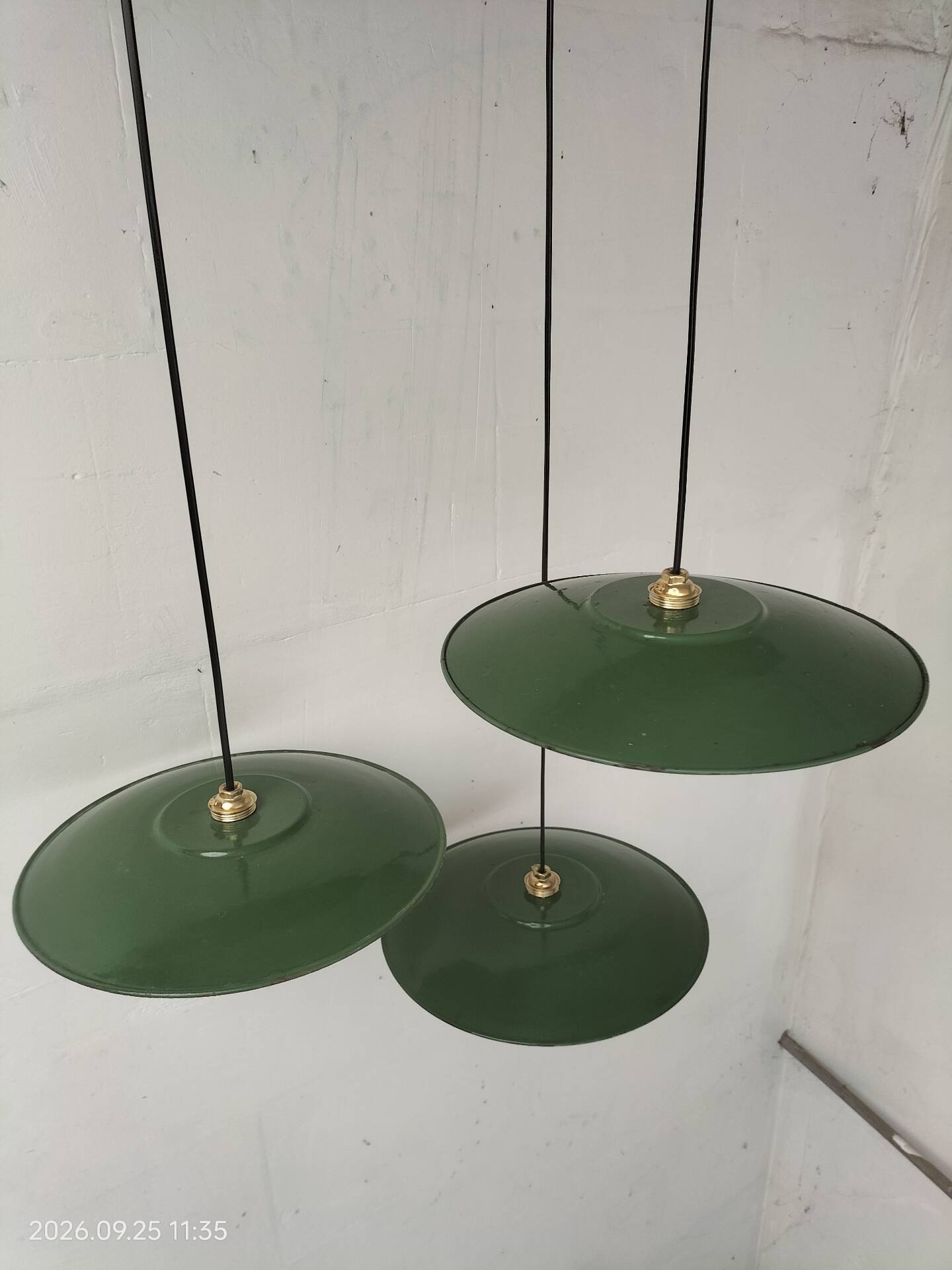 Suspensions enamelled sheets