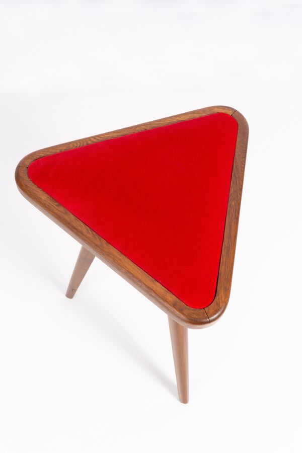 Ensemble de deux tabourets triangulaires en velours noir et rouge du 20ème siècle, années 1960