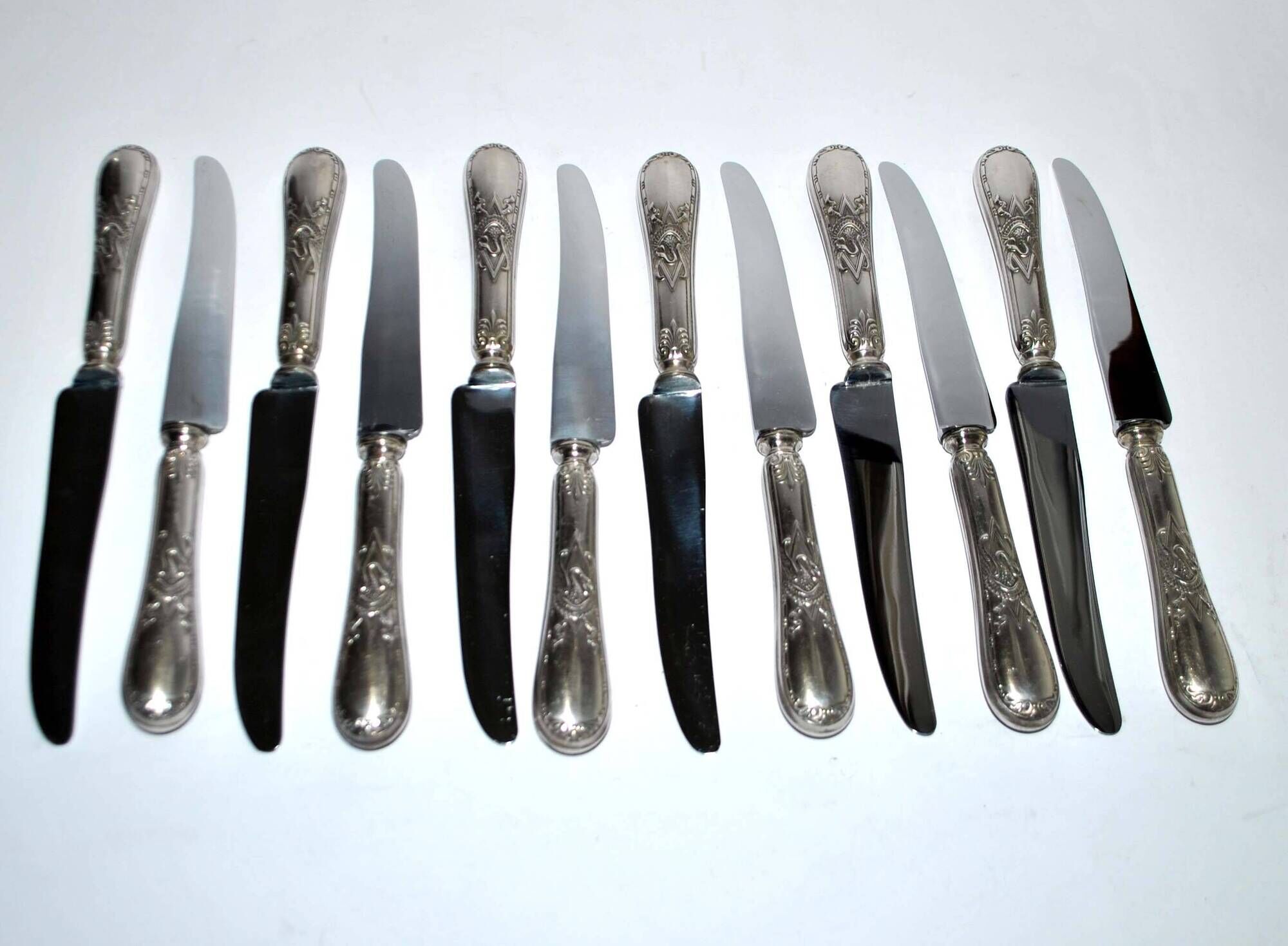Set of 12 Napoleon Empire table knives - 19th century diamond swan decoration.