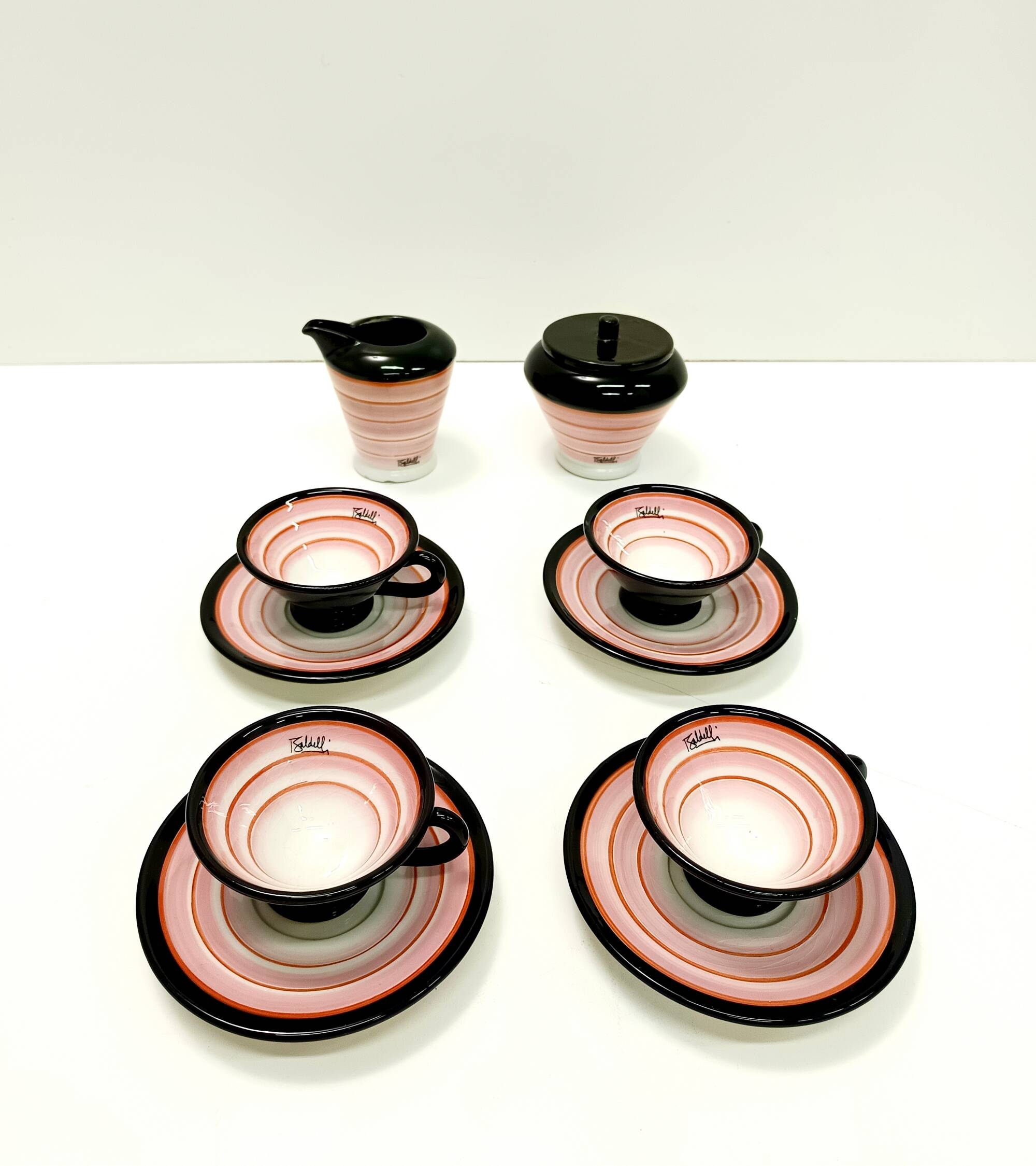 Quatre tasses à café en céramique par Baldelli avec un pichet à lait et un sucrier, Italie.