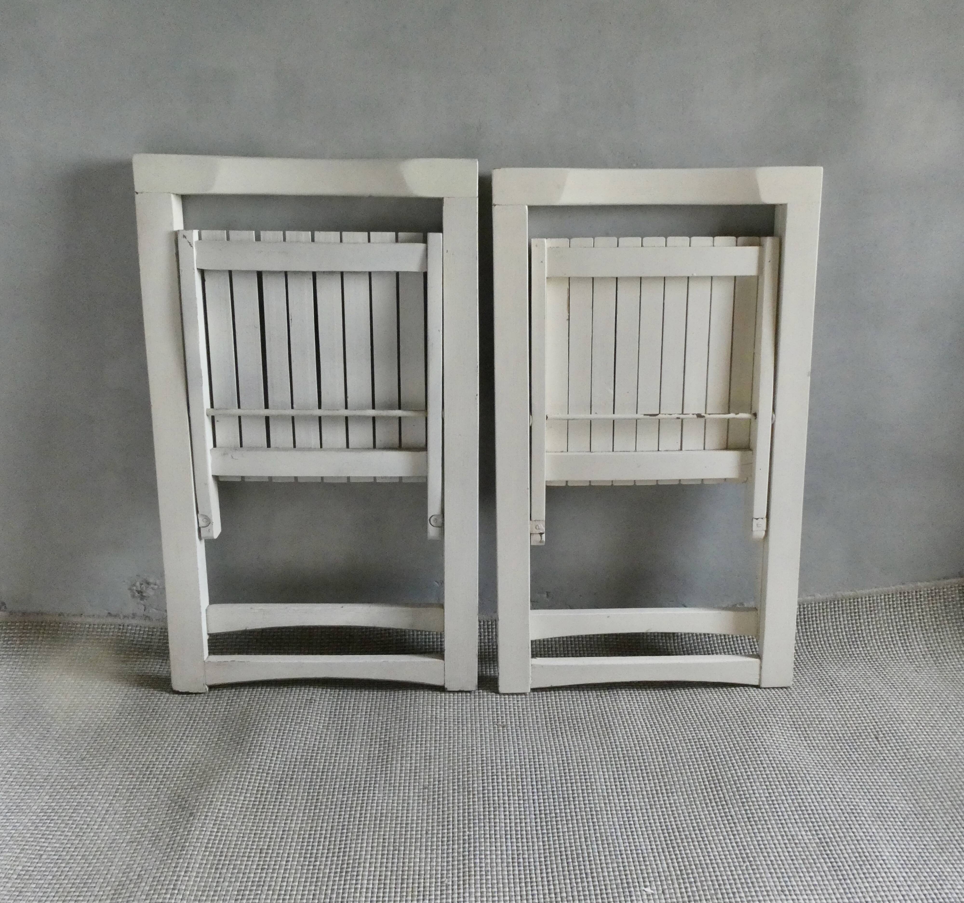 Pair of wooden folding chairs from the 60s