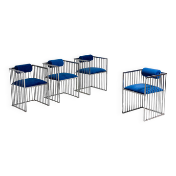 Ensemble de quatre chaises italiennes modernistes chromées avec velours bleu roi, années 1970