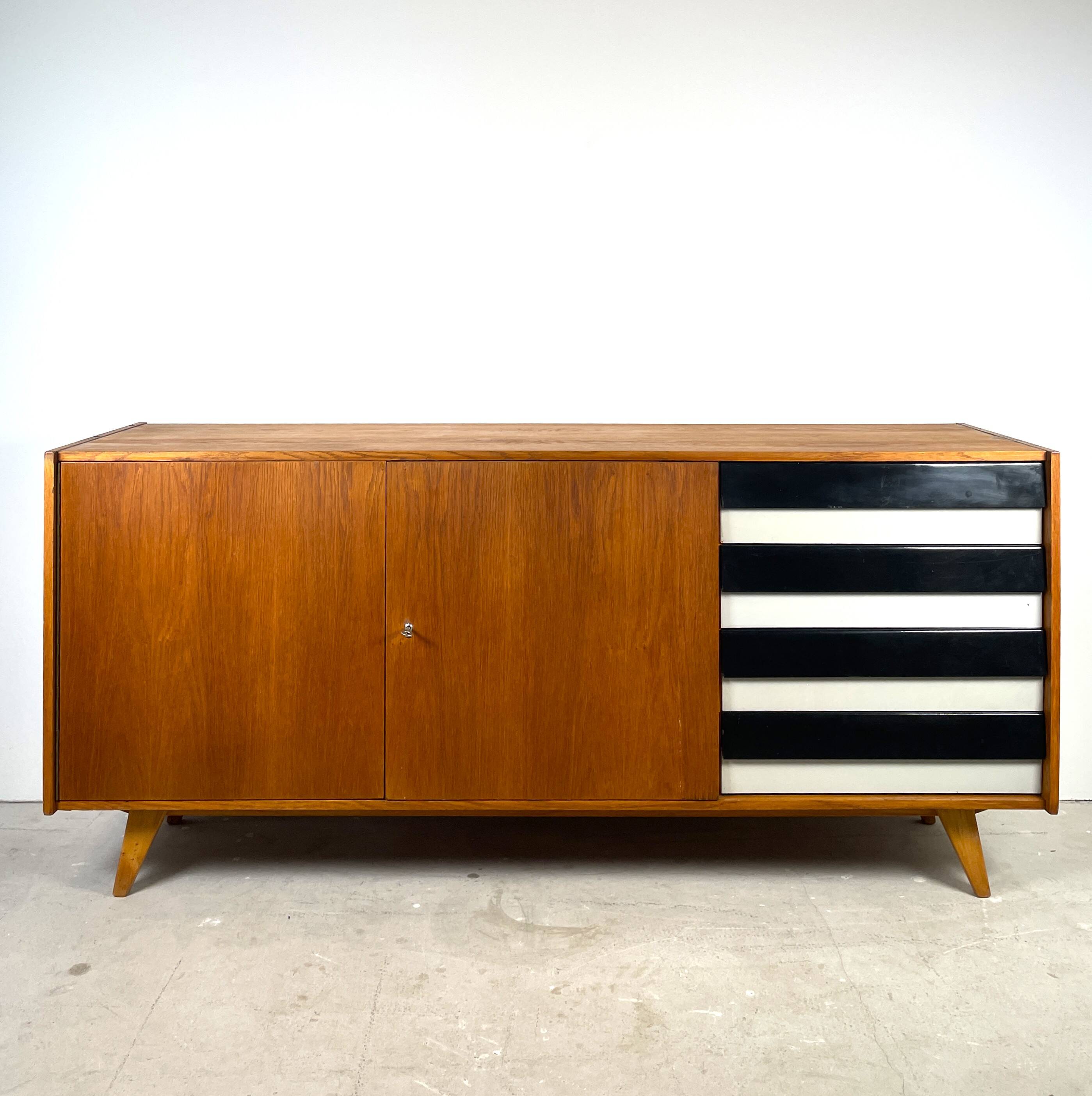 U460 sideboard with black/white drawers, Jiří Jiroutek