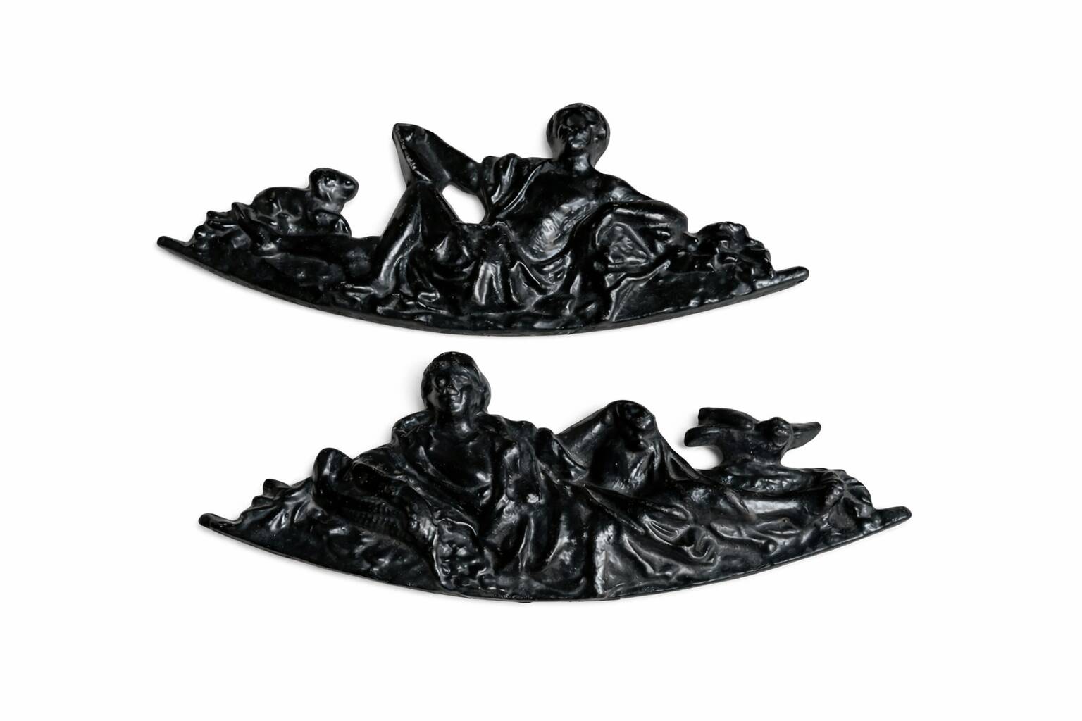 Pair of neoclassical fronton wall sconces in cast iron, elongated figures, 19th century.