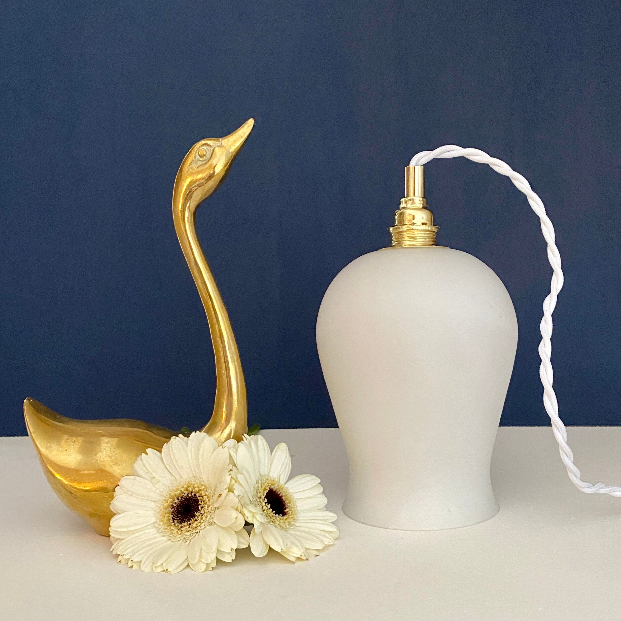 Vintage tulip ride in white opaline