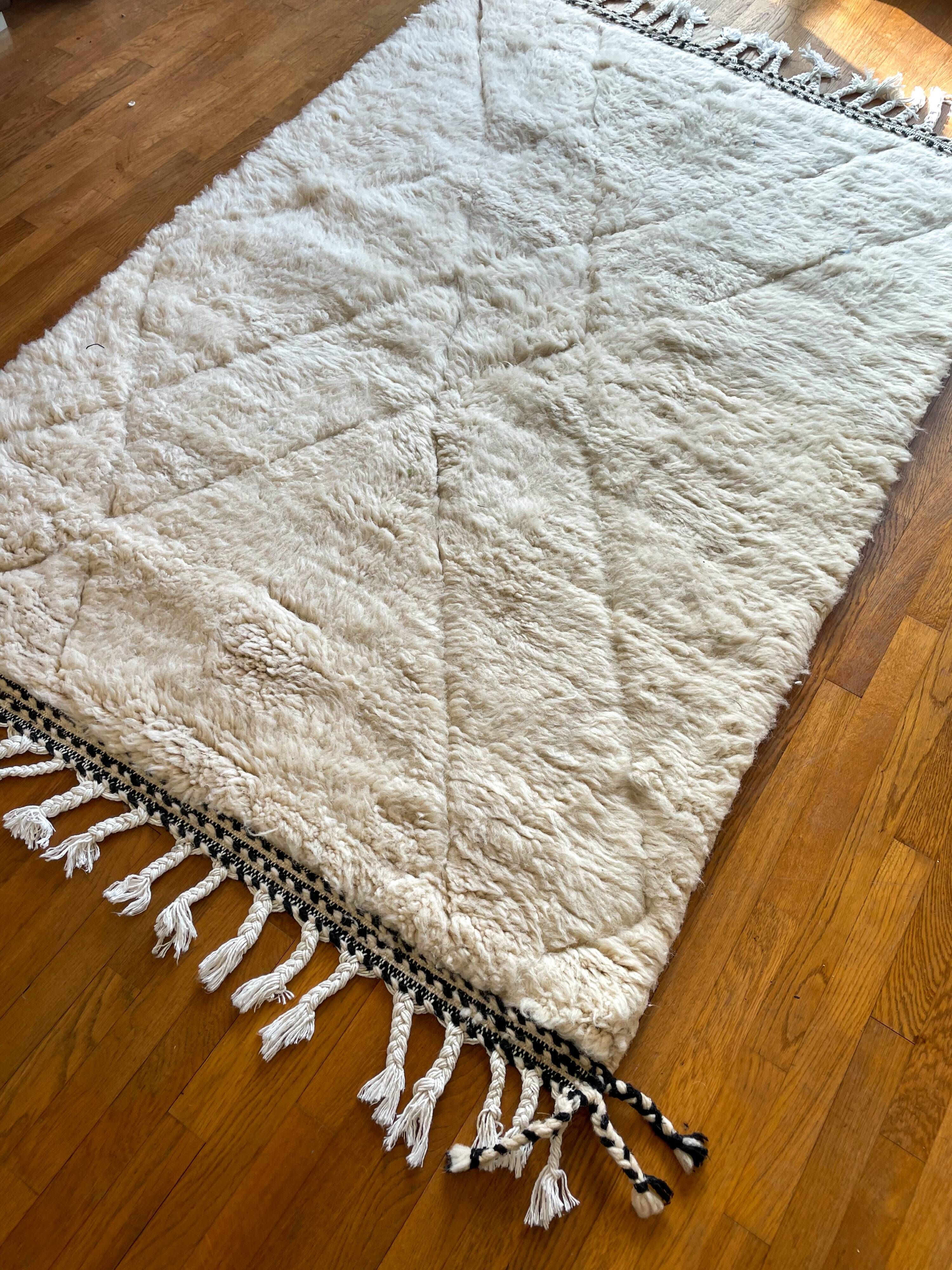 Berber carpet blessed white ouarain patterns with reliefs and black finishes