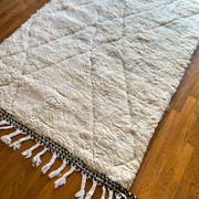 Tapis berbère béni ouarain blanc motifs à reliefs et finitions noires