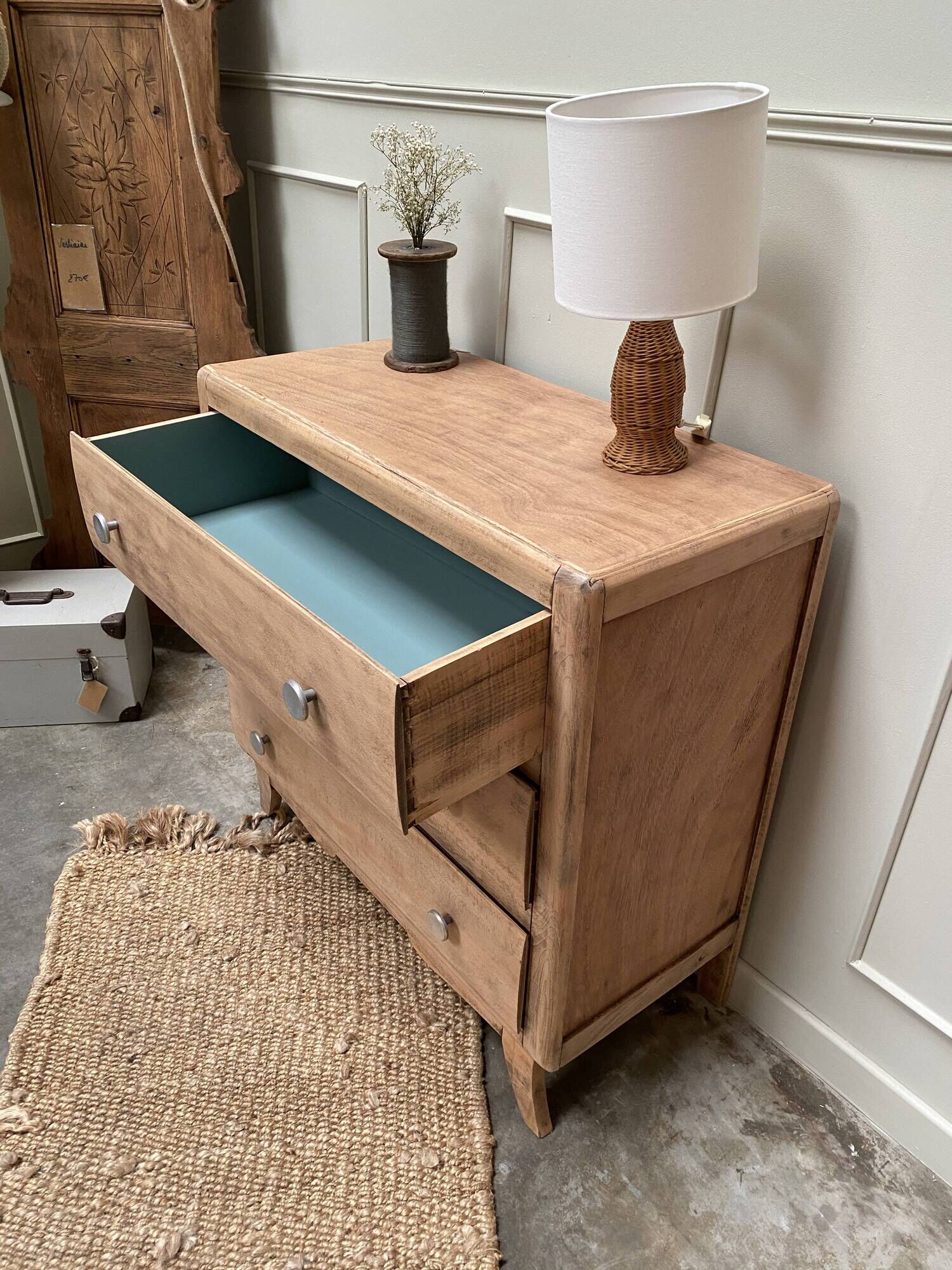 Moustache leg commode (renovated)