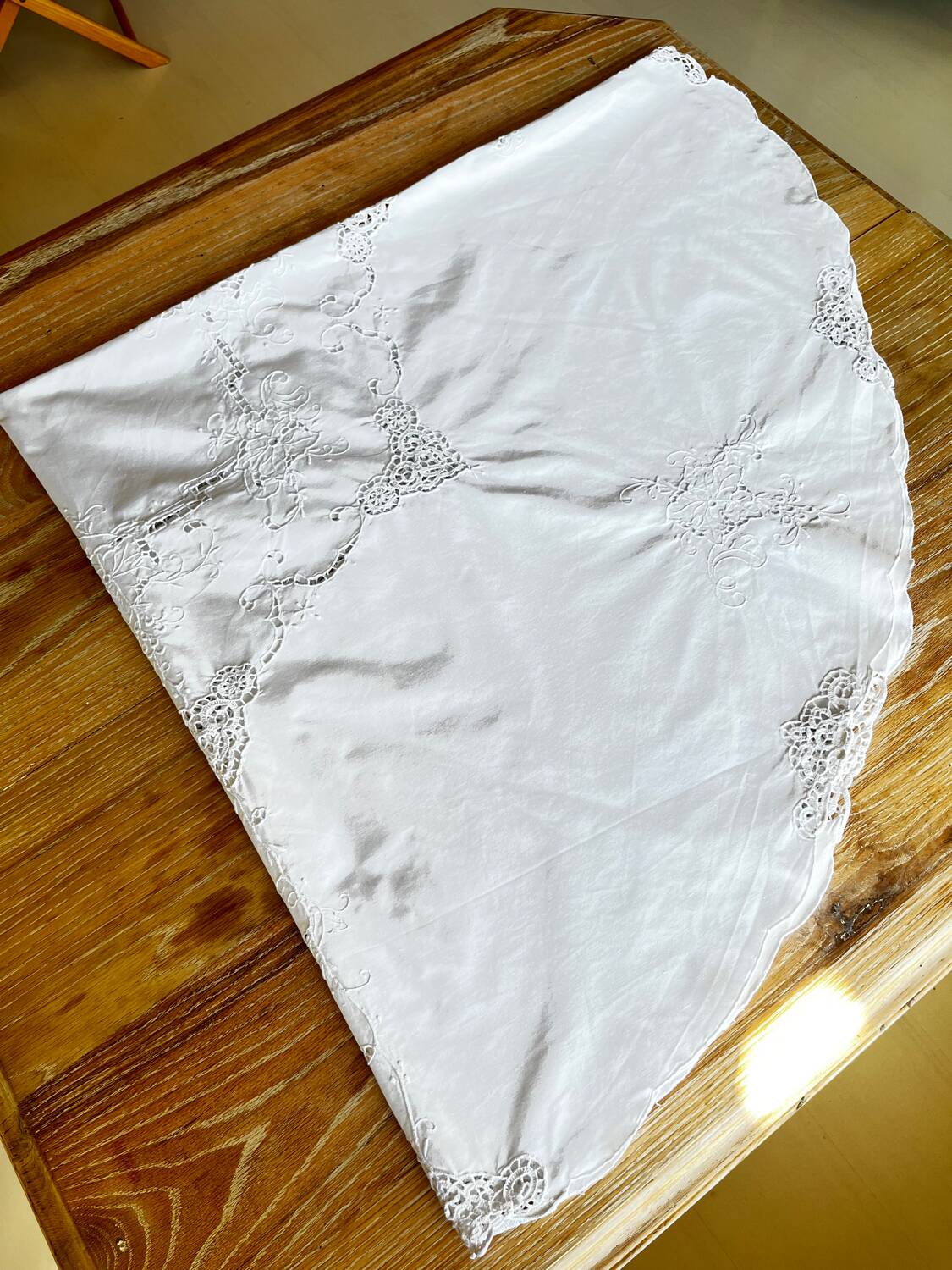 Round embroidered cotton tablecloth