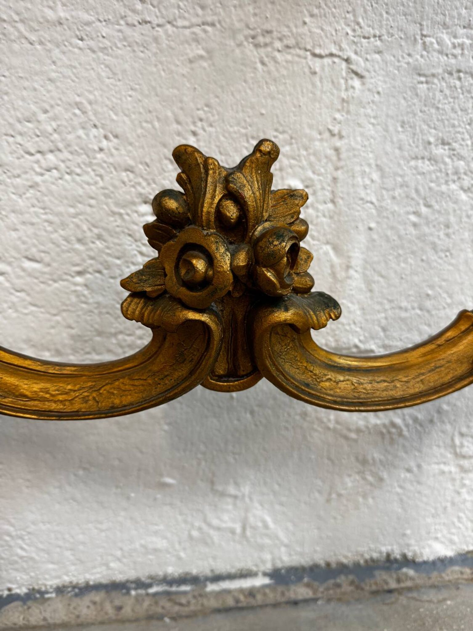 Console en bois sculpté doré et marbre de style Louis XV