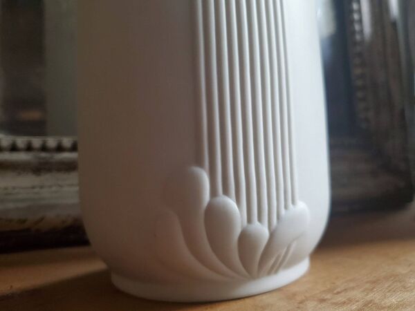 Vase en porcelaine bisque Kaiser Op Art allemand vintage des années 1970 Manfred Frey.