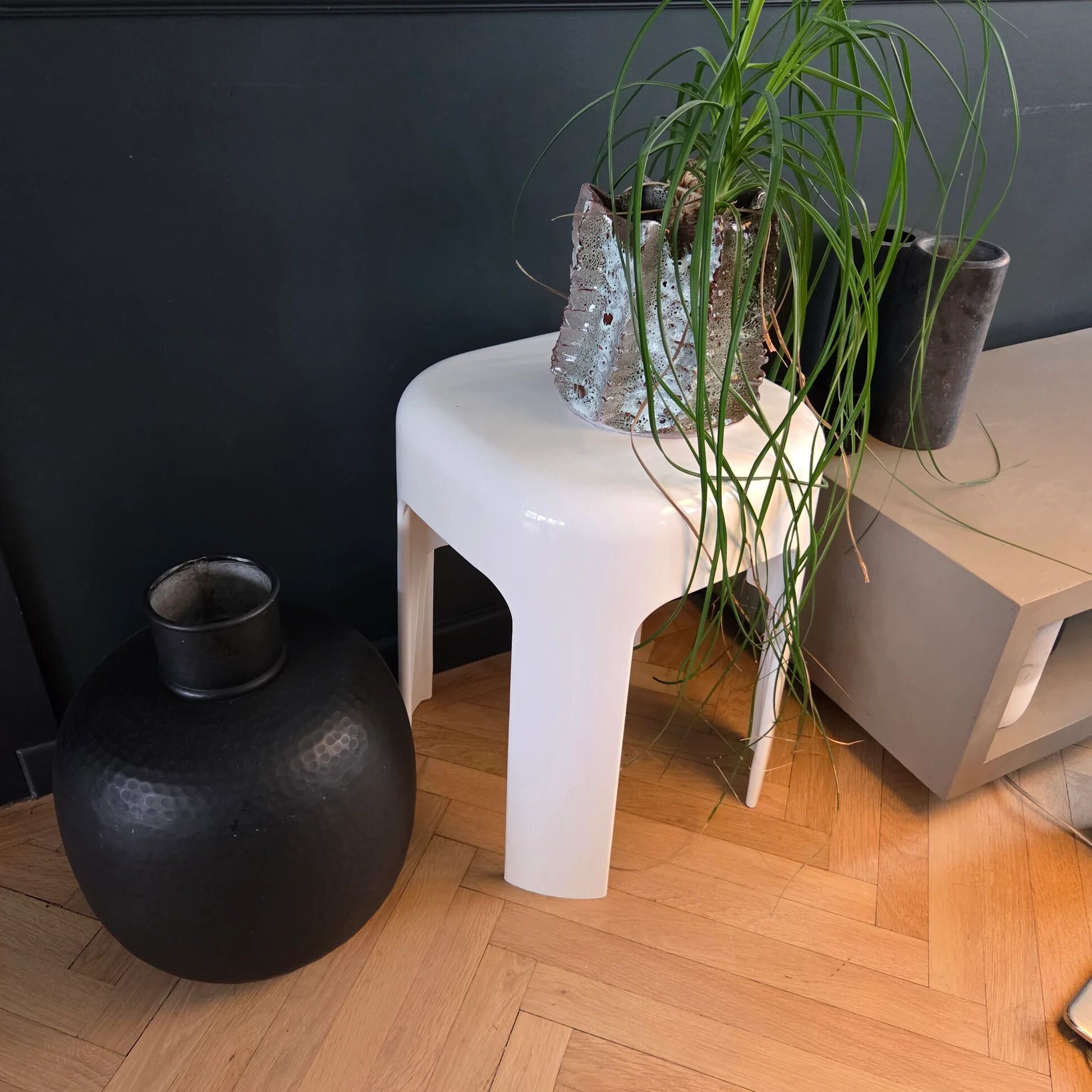 Stool - Vintage white plastic side table