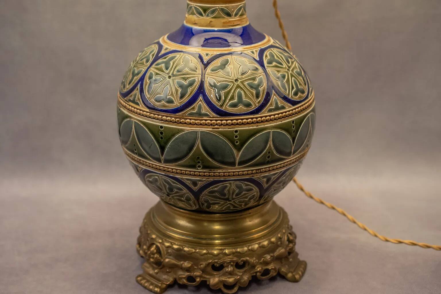 Paire de vases Longwy montés en lampe avec monture en bronze doré, fin XIXe