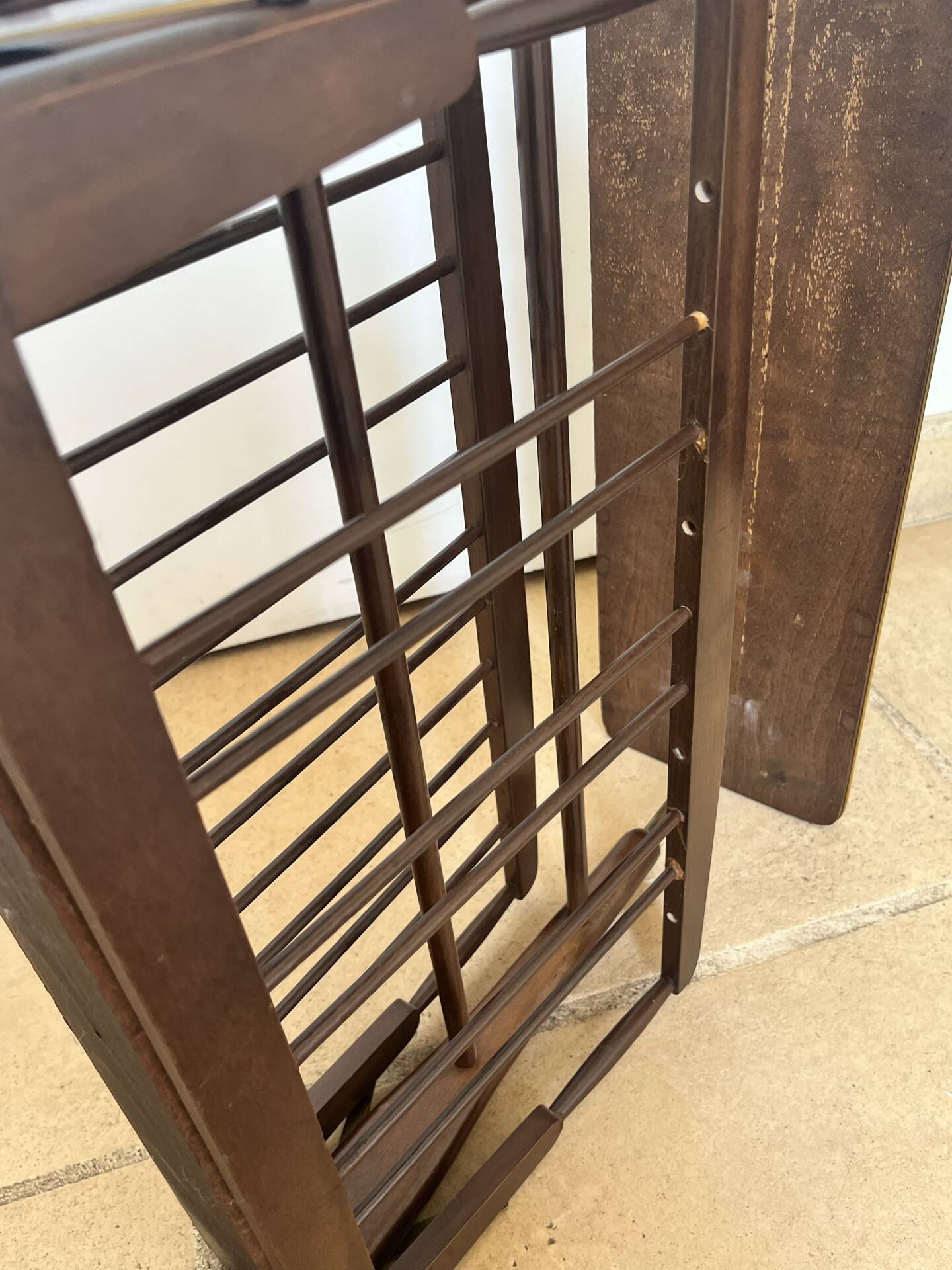 Folding magazine rack with shelf