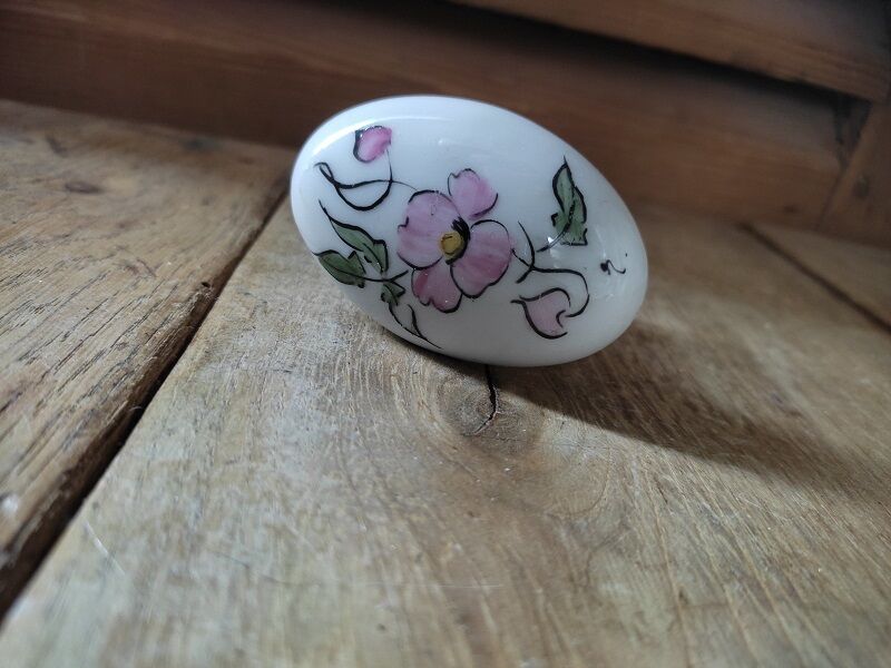 Handle button holder porcelain flowers