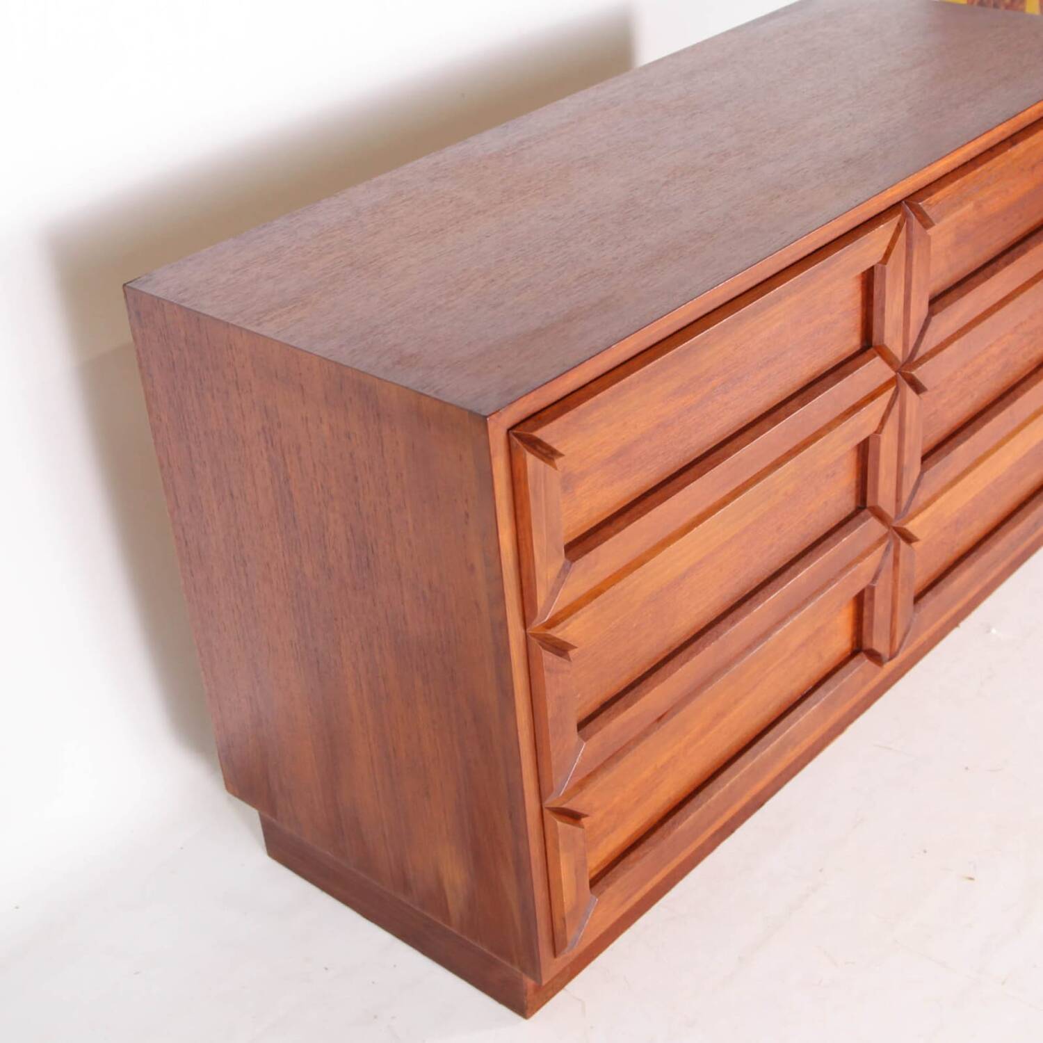 Graphic commode