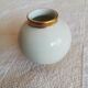 Tout petit vase rond couleur blanc cassé liserés dorés
ESCHENBACH