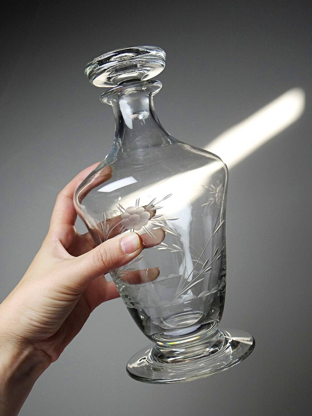Small antique decanter in engraved Bohemian crystal, early 20th century.