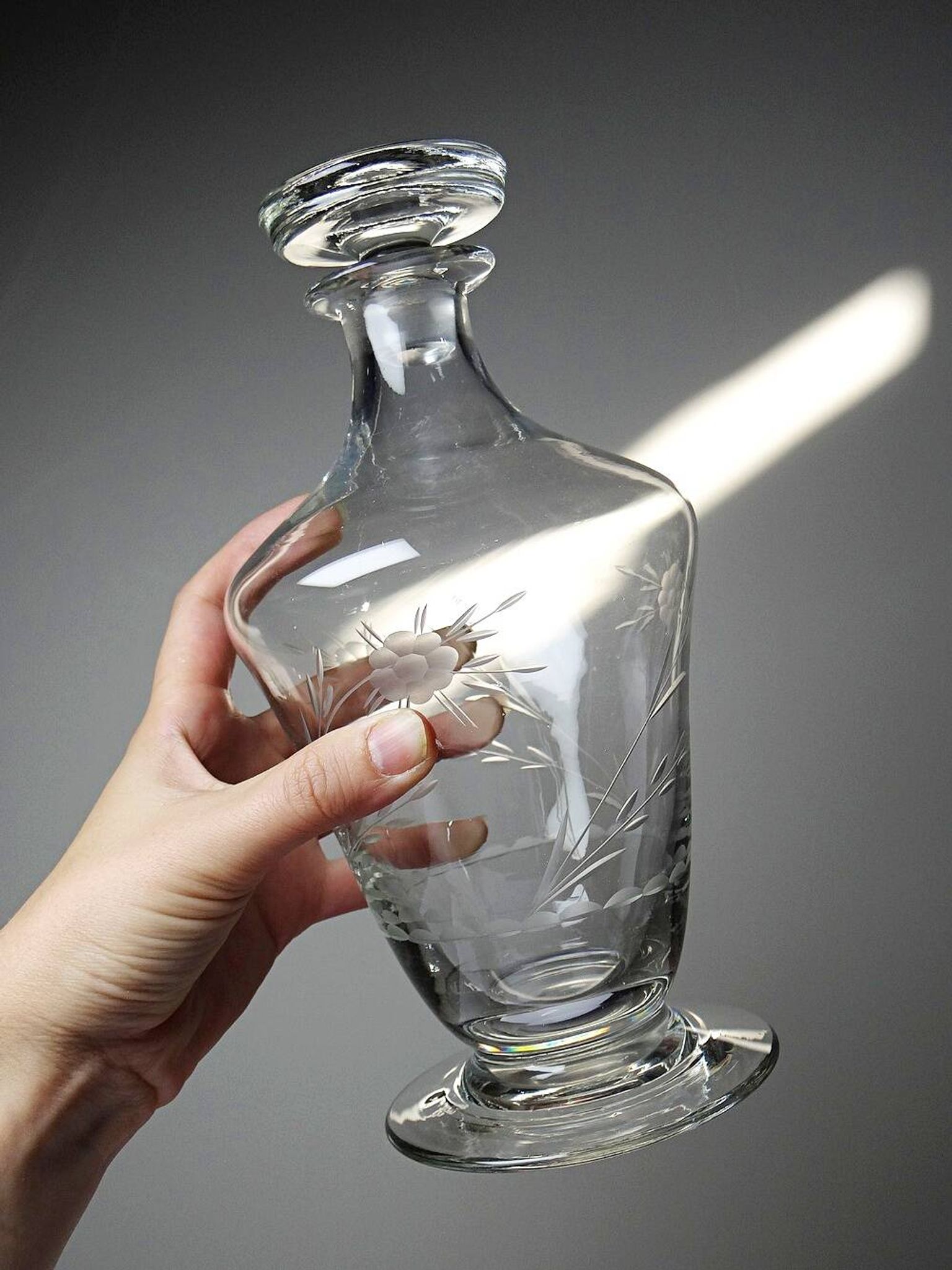 Small antique decanter in engraved Bohemian crystal, early 20th century.