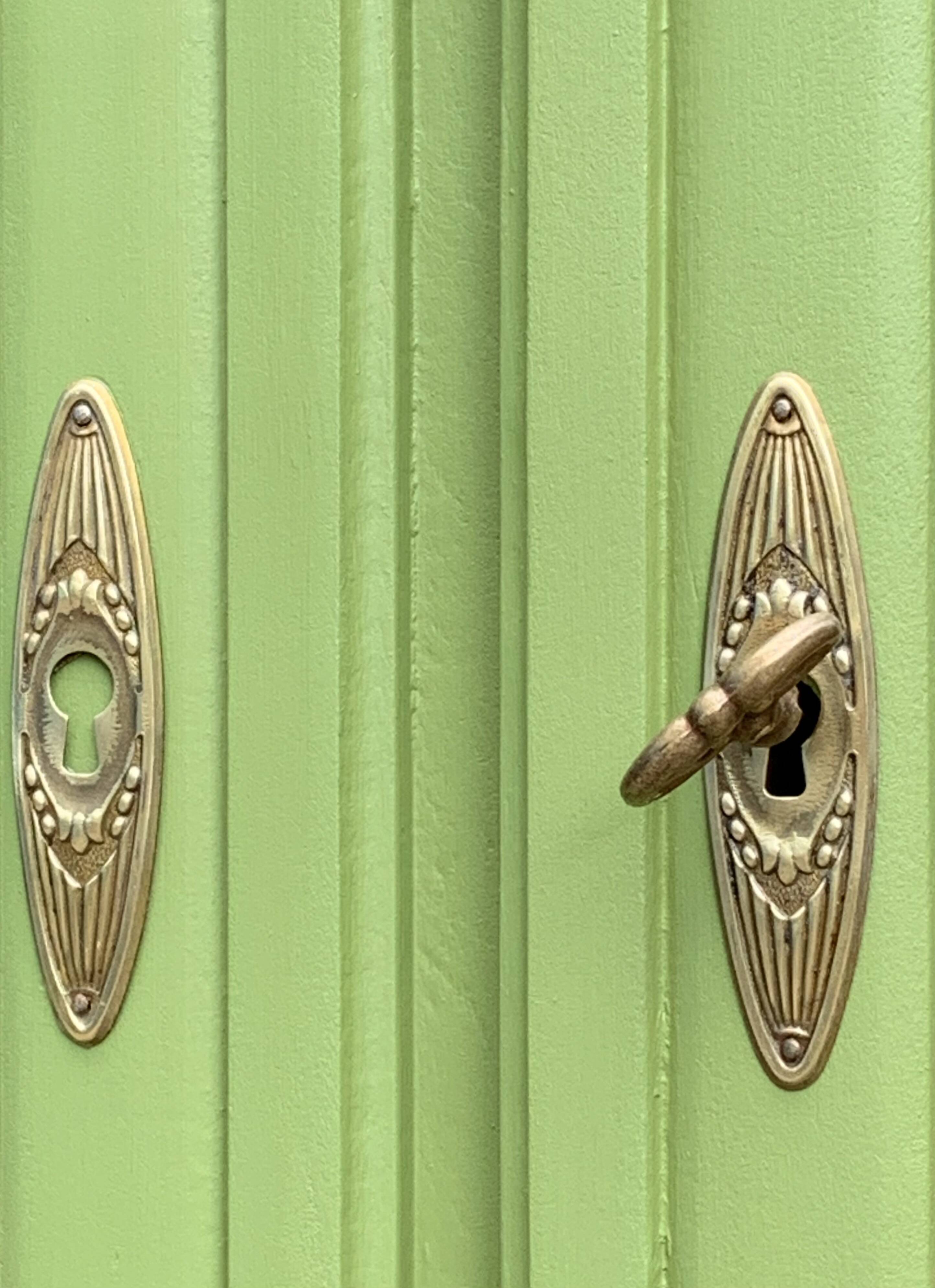 Armoire parisienne vitrée art déco 1930 kaki