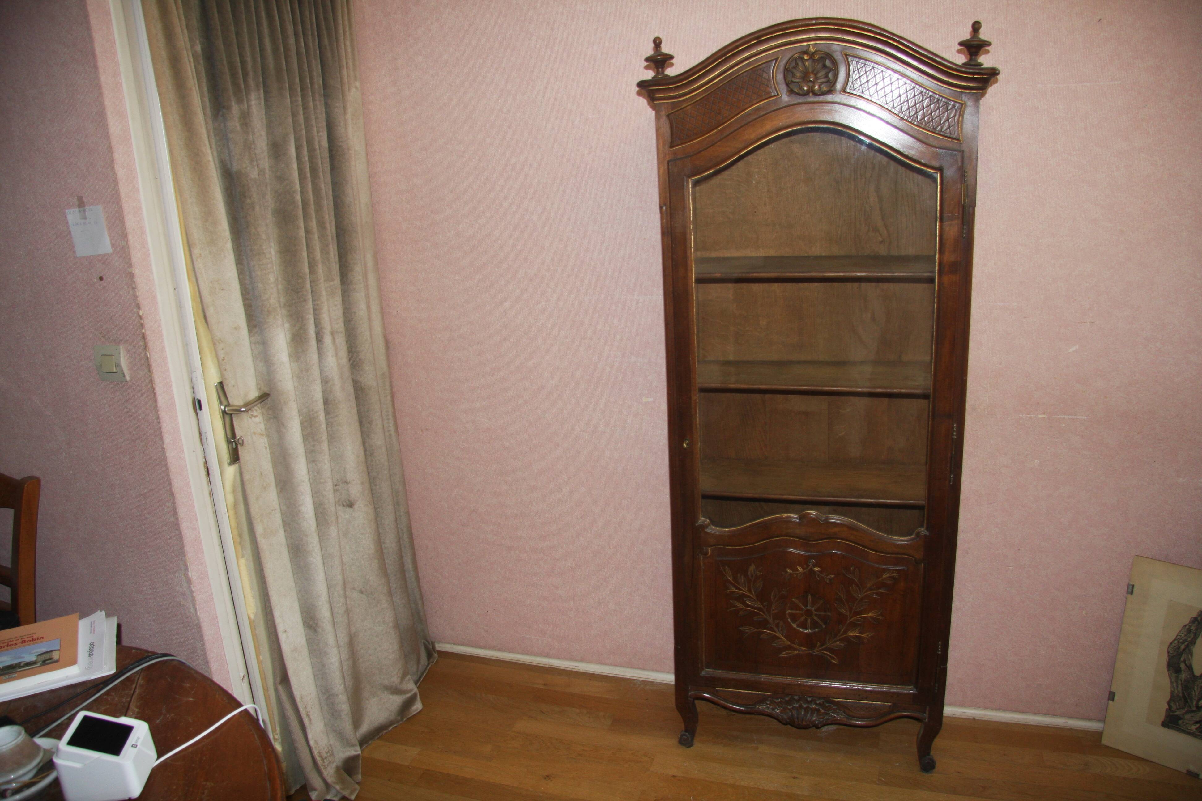 Beech display cabinet, 3 shelves, very good condition.