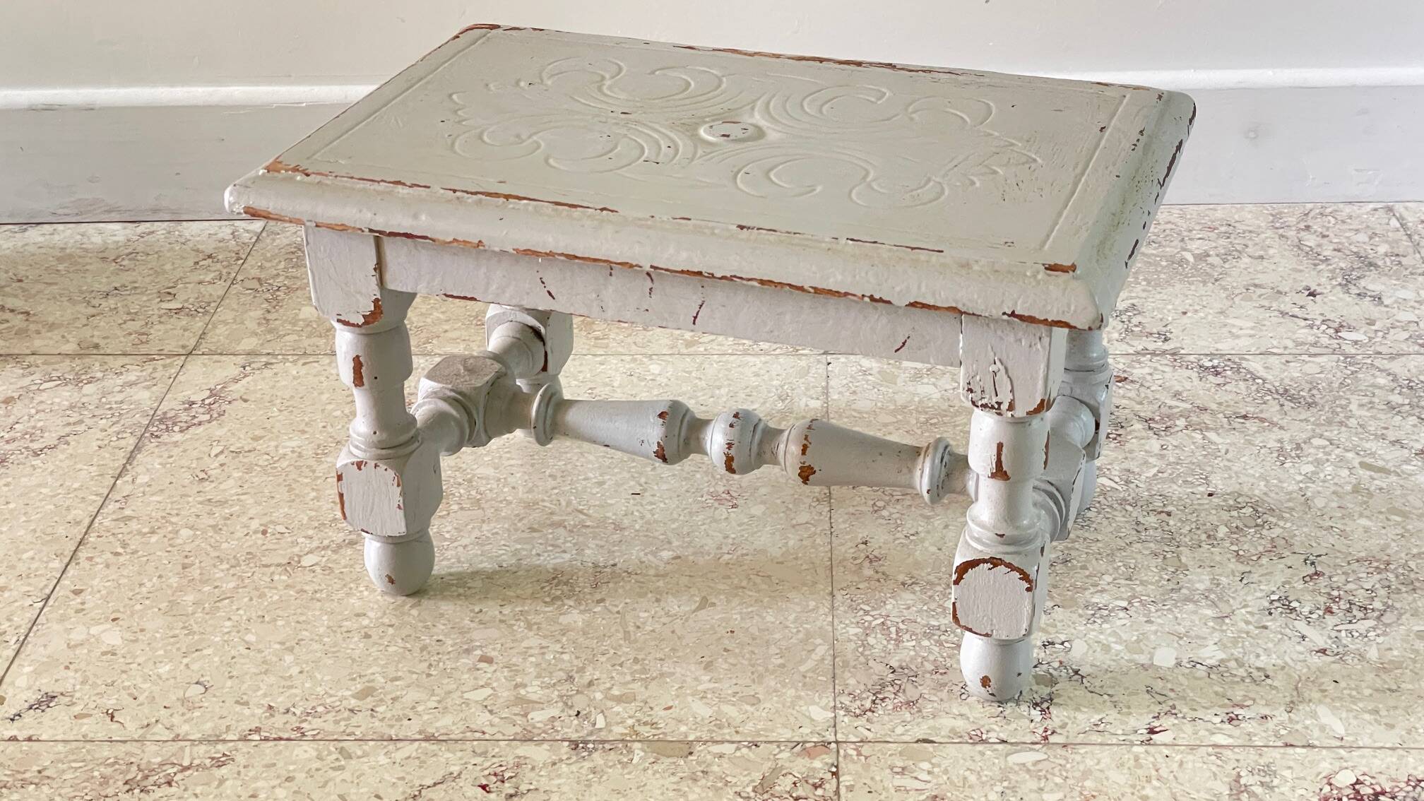 Tabouret vintage gris perle patiné