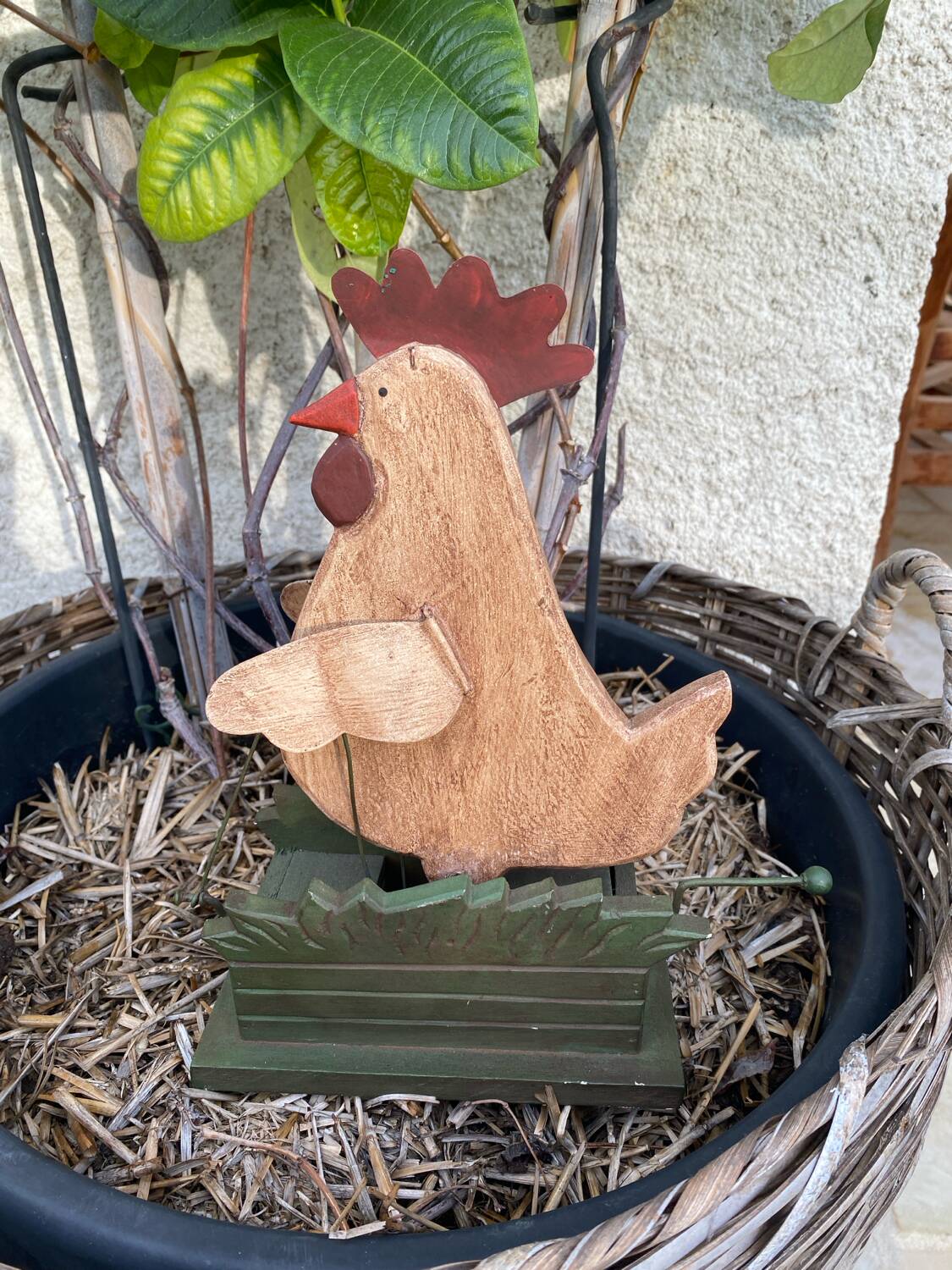 Mechanical wooden hen