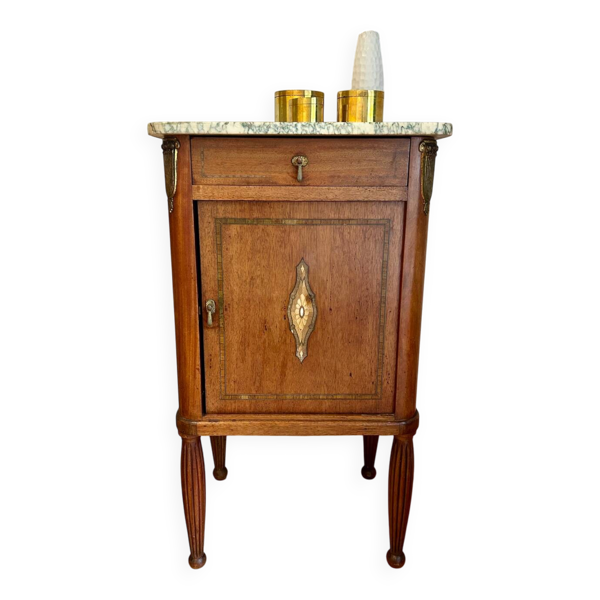 Chevet ancien marqueté en bois et marbre – ornements en laiton doré –