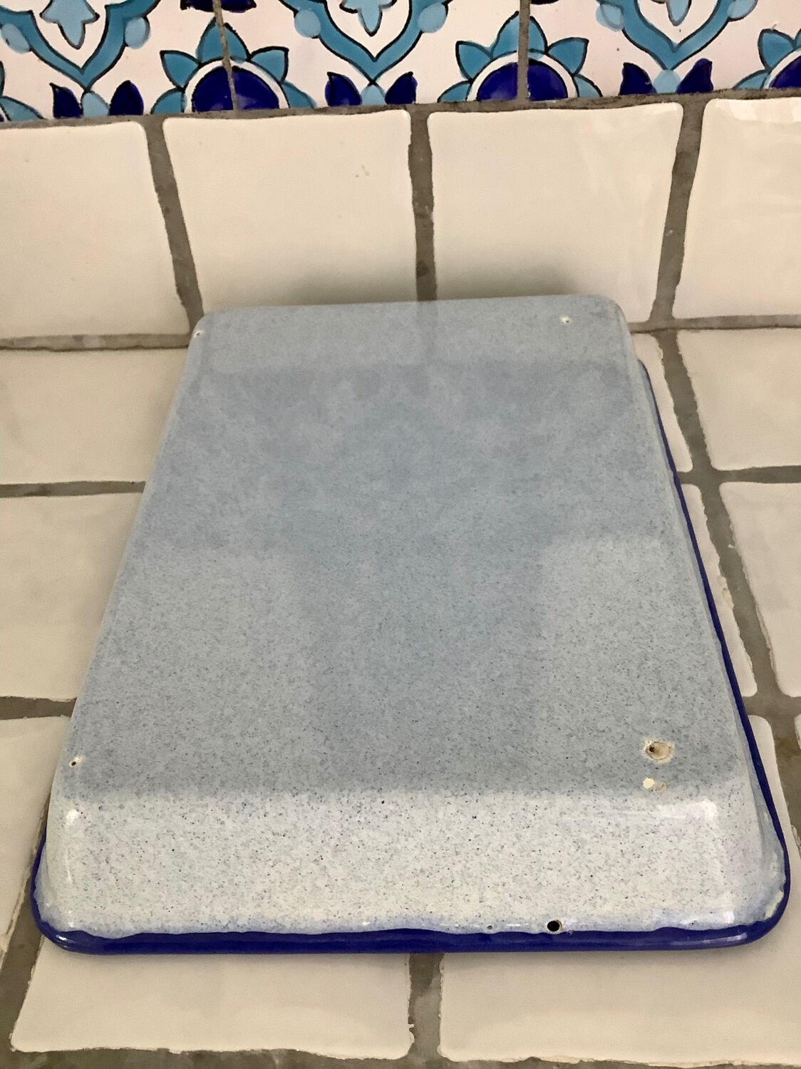 Enamelled sheet metal plate tray