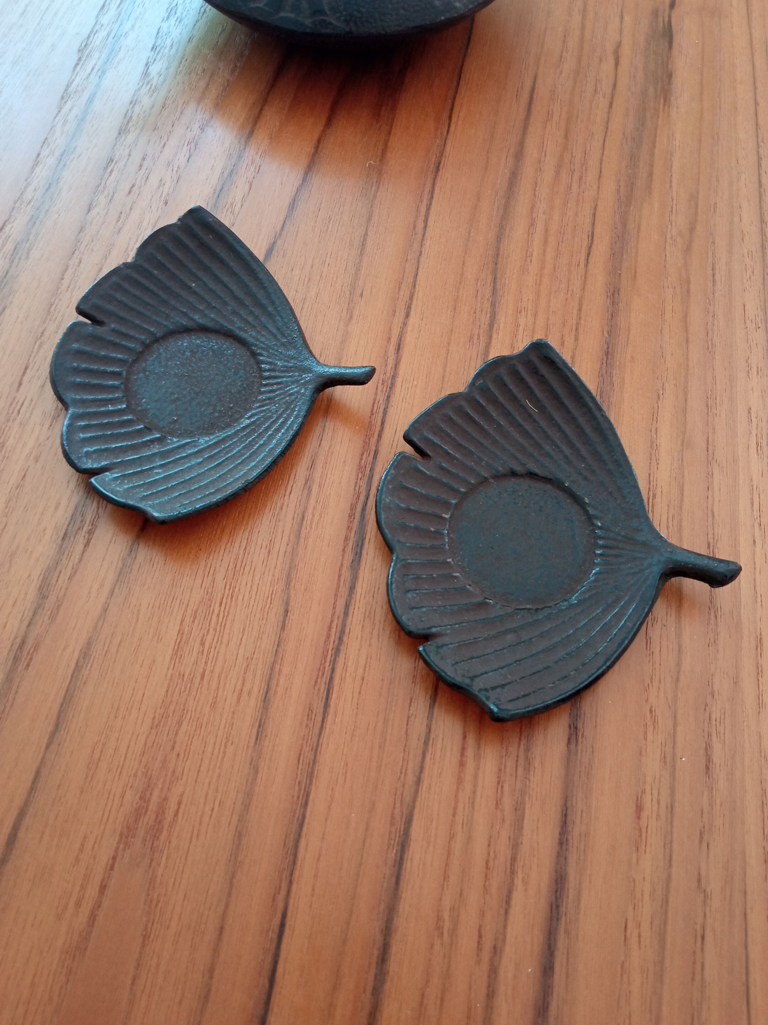 Théière japonaise en fonte tasses et soucoupes