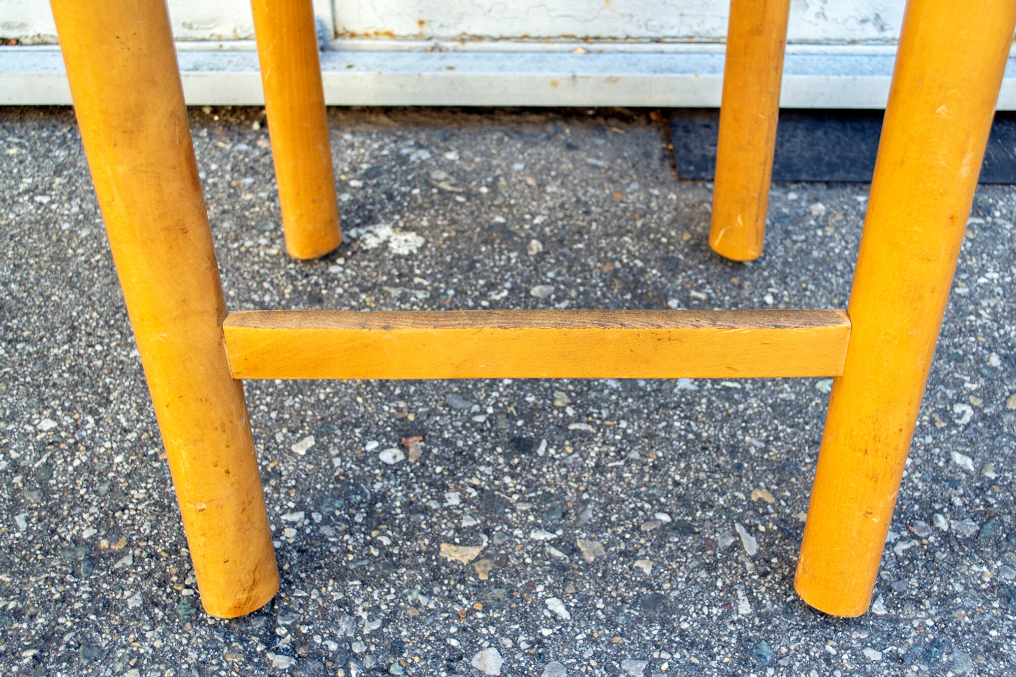 Quatre tabourets en bois et en paille 70s