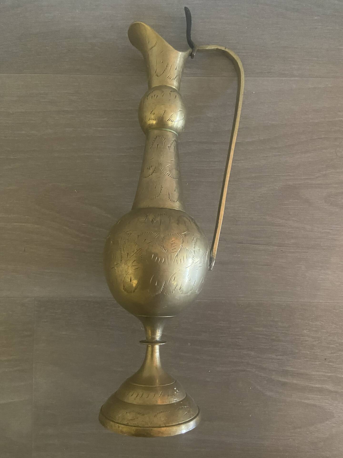 Pair of chiselled gilded bronze ewers – Oriental decoration – Antique pieces
